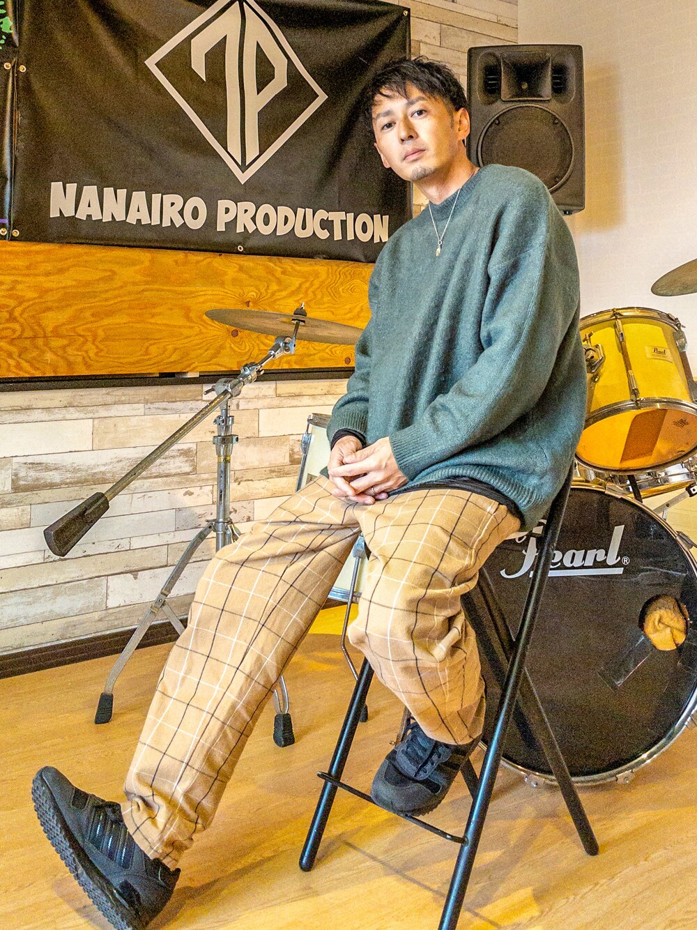 グリーン系のニット/セーター、ベージュ系のその他パンツ、ブラック系のスニーカーを着用したメンズの冬コーディネートの1枚目の写真