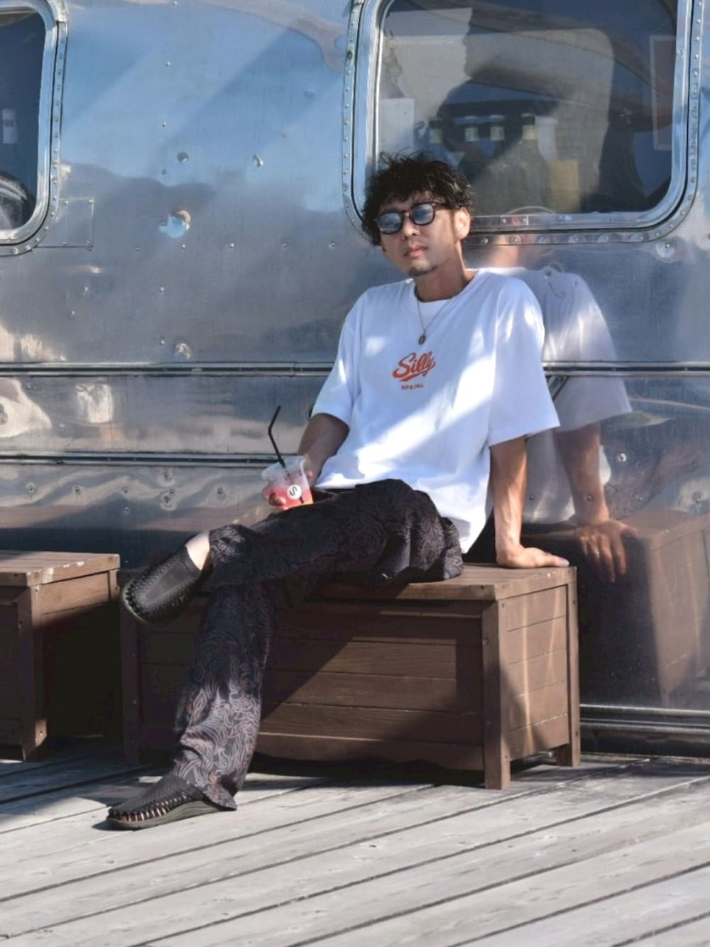 ホワイト系のTシャツ/カットソー、その他のその他パンツ、ブラック系のサンダルを着用したメンズの夏コーディネートの1枚目の写真