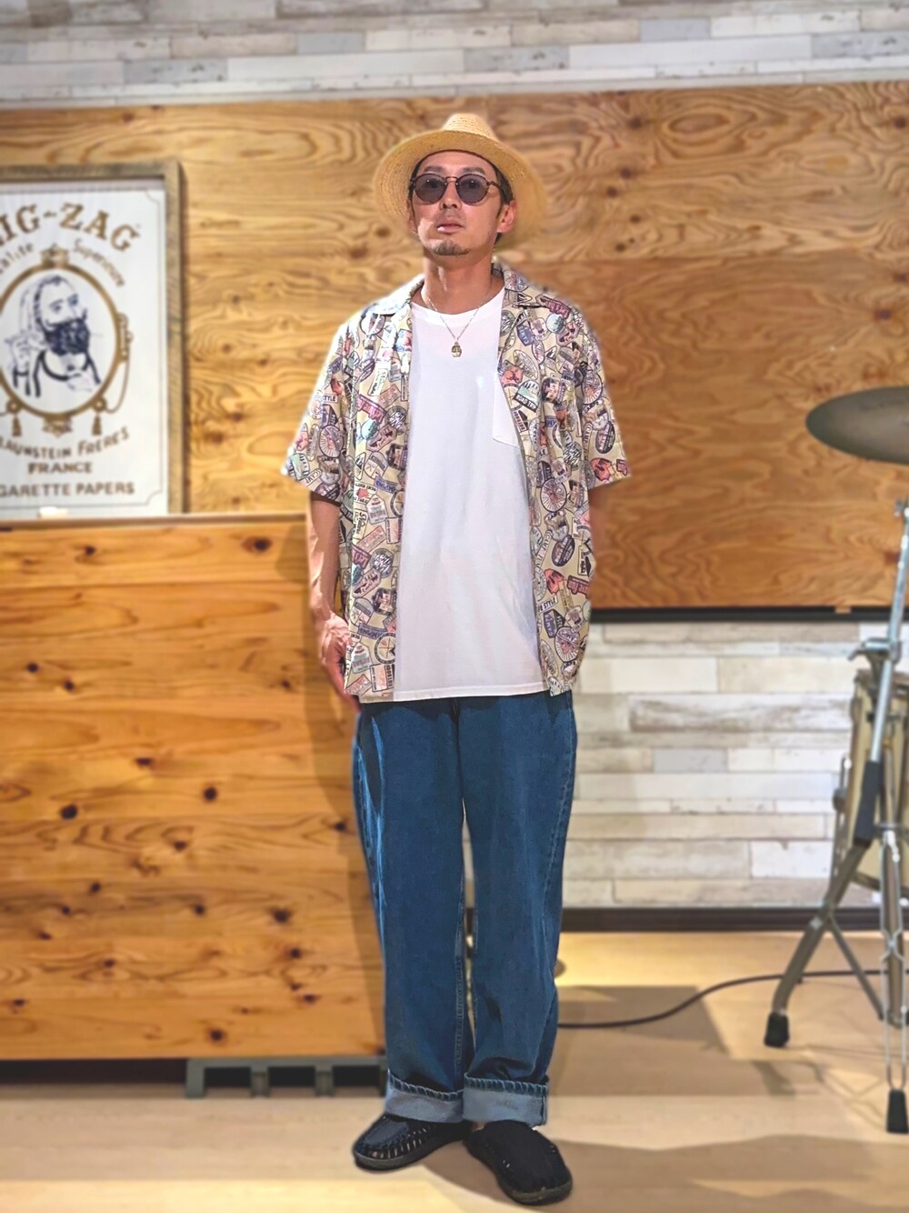イエロー系のシャツ/ブラウス、ホワイト系のTシャツ/カットソー、ブルー系のデニムパンツを着用したメンズの夏コーディネートの1枚目の写真