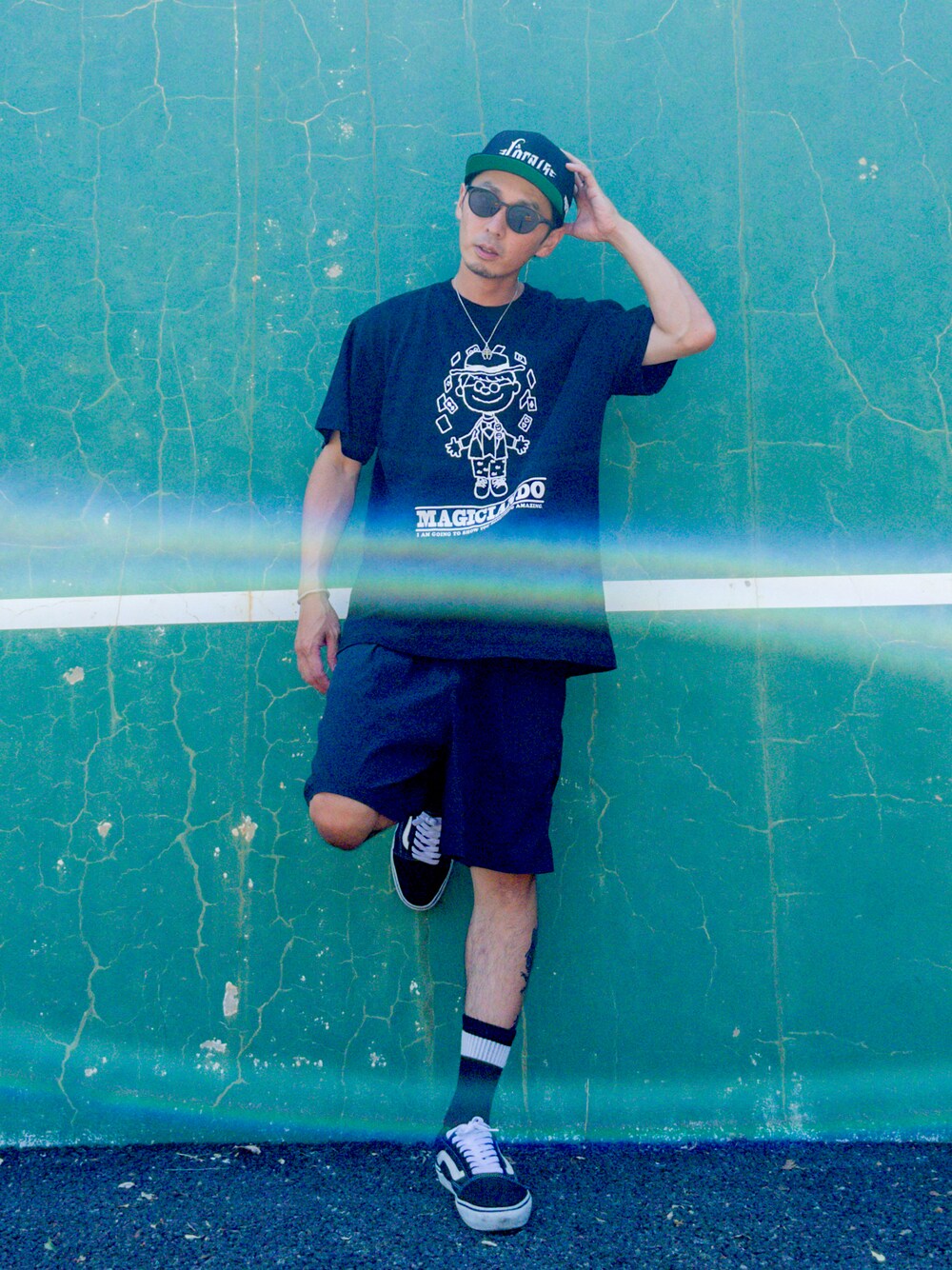 ブラック系のTシャツ/カットソー、ブラック系のその他パンツ、ブラック系のスニーカーを着用したメンズの夏コーディネートの1枚目の写真