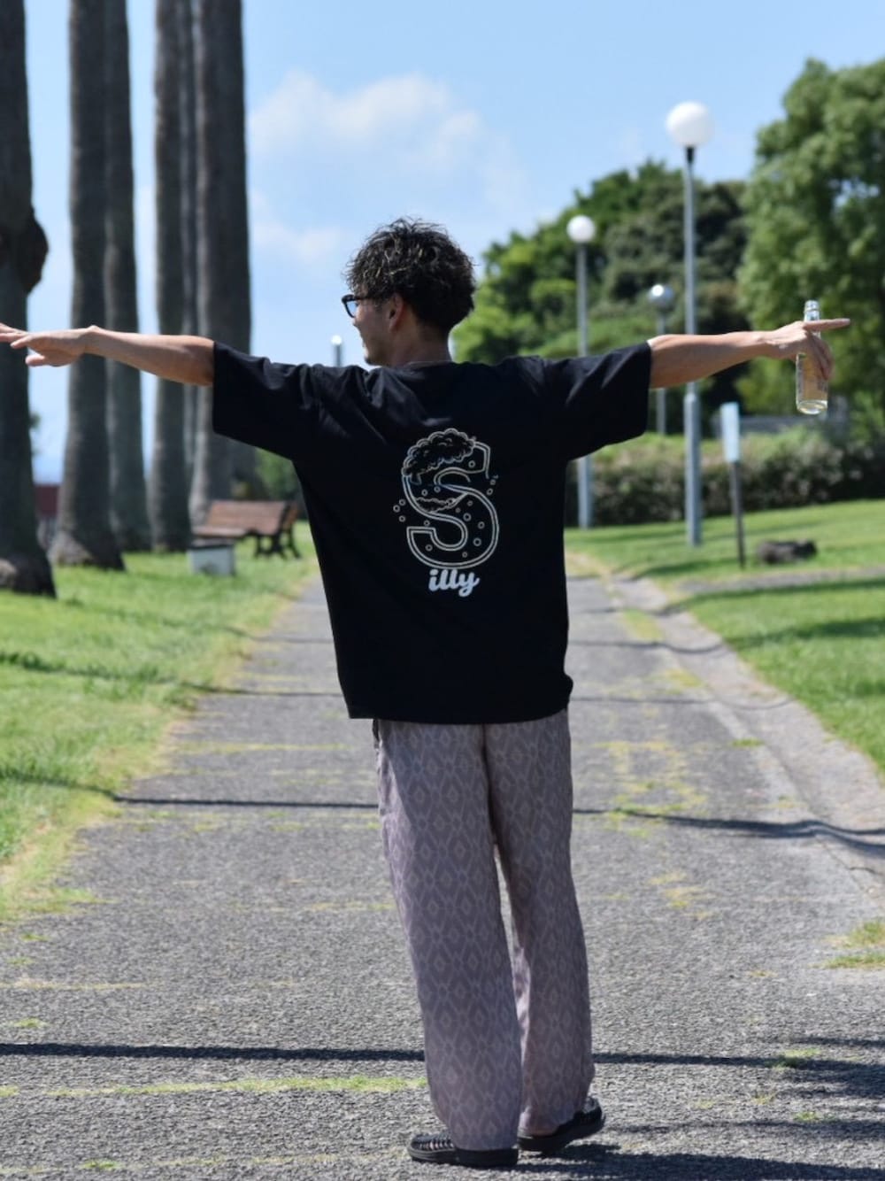 ブラック系のサンダル、ブラック系のTシャツ/カットソー、その他のスラックスを着用したメンズの夏コーディネートの1枚目の写真