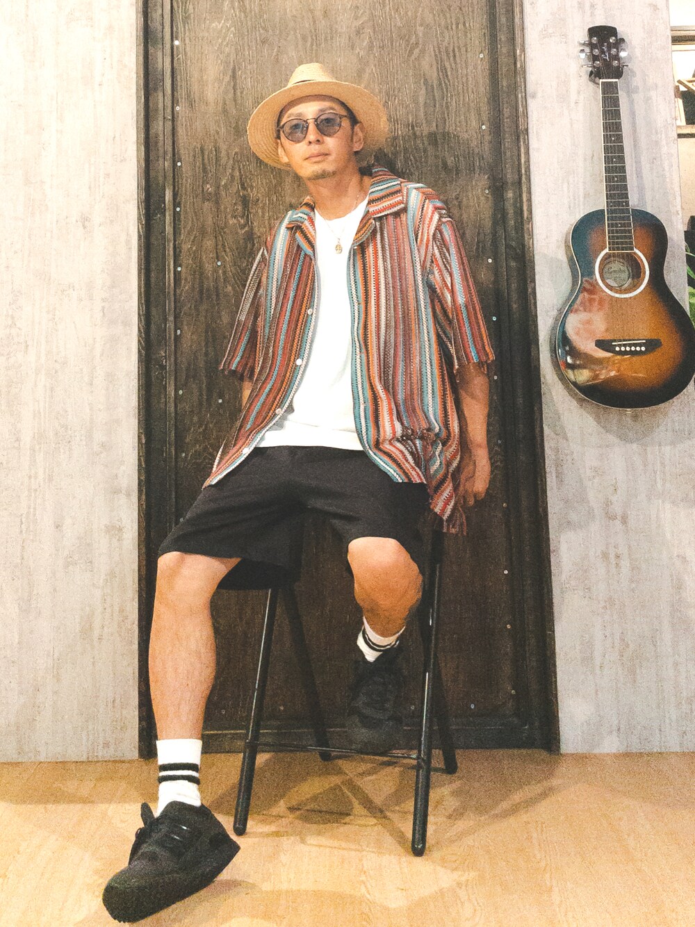 オレンジ系のシャツ/ブラウス、ホワイト系のTシャツ/カットソー、ブラック系のその他パンツを着用したメンズの夏コーディネートの1枚目の写真