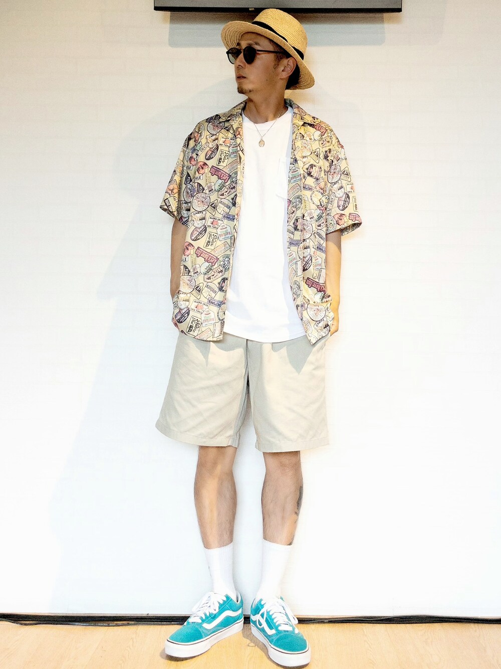「麦わら帽子、GU、ストリート、VANS、ハーフパンツ、オープンカラーシャツ、柄シャツ、白Tシャツ、休日スタイル、夏コーデ、半袖シャツ、むぎわら帽子、ビッグT、ビタミンカラー、プチプラ」｜「古着のアイテム（ハット、ベージュ系）」を使った、anchanさん（メンズ・170cm）の夏コーディネートの1枚目の写真