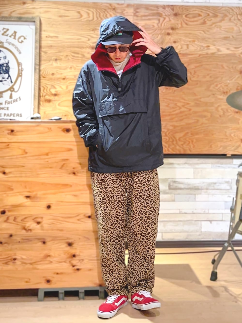 ホワイト系のTシャツ/カットソー、ブラック系のマウンテンパーカー、その他のその他パンツを着用したメンズの春コーディネートの1枚目の写真