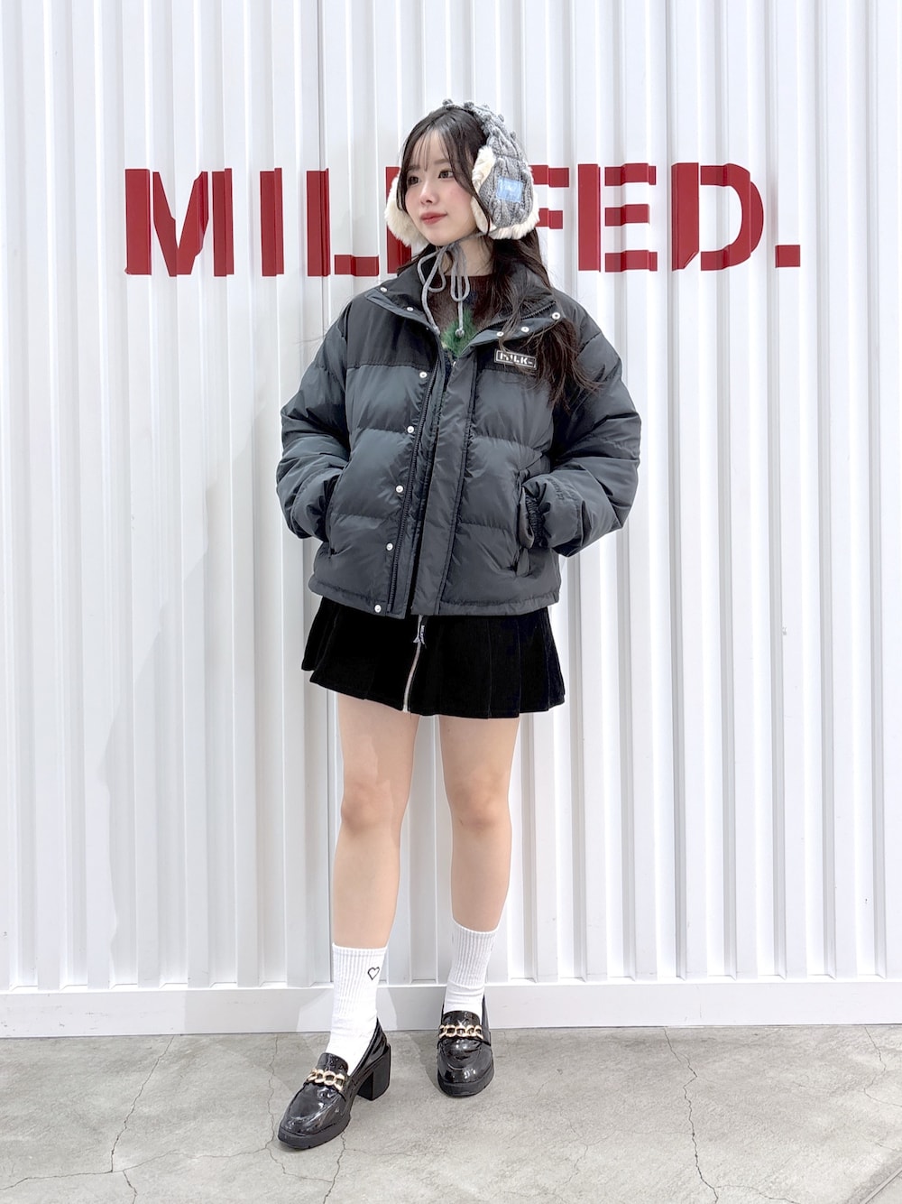 ブラック系のダウンジャケット/コート、ブラック系のその他パンツ、ブラウン系のニット/セーターを着用したレディースの冬コーディネートの1枚目の写真