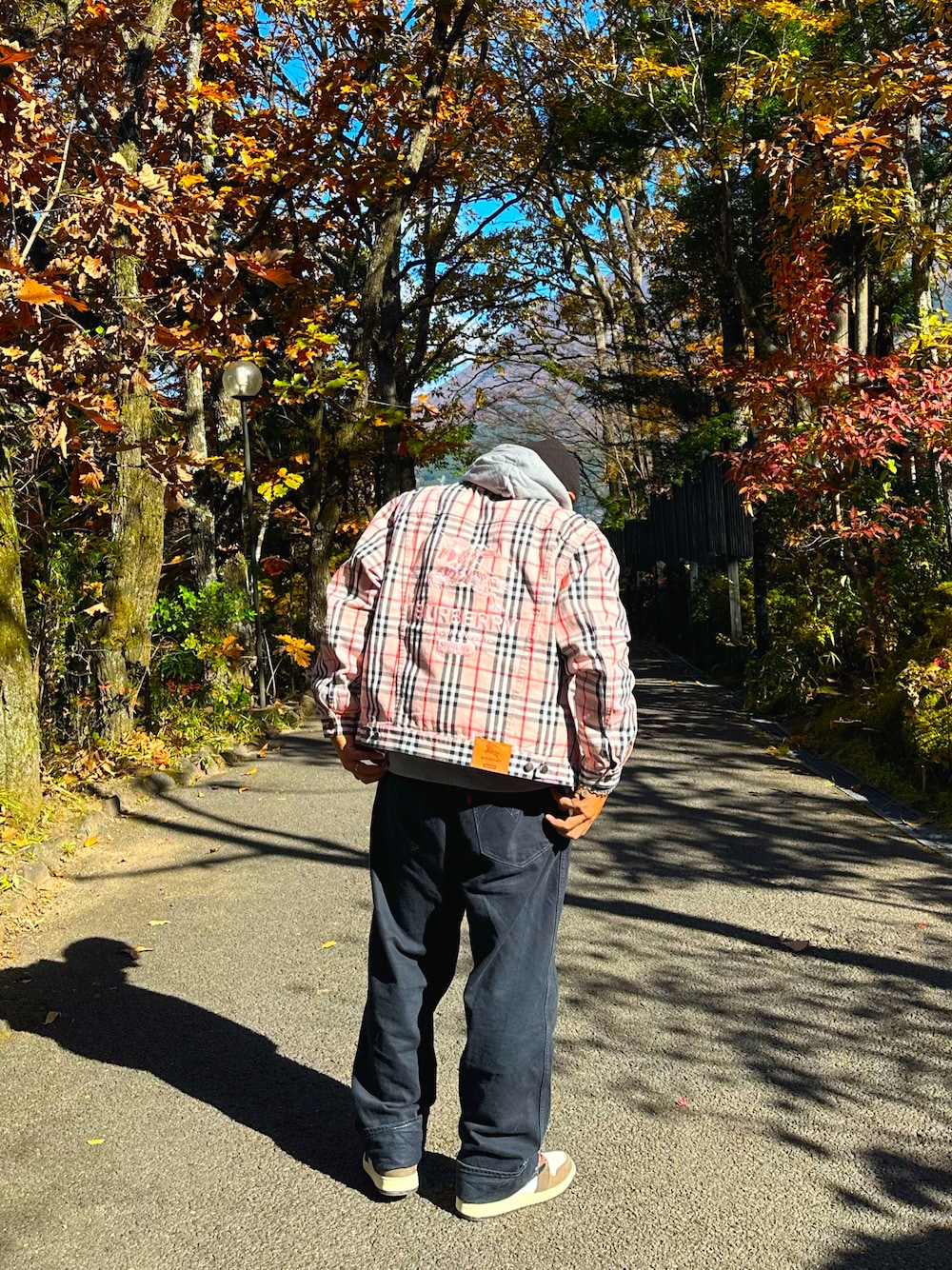 BURBERRYのデニムジャケットを使ったメンズ人気ファッション