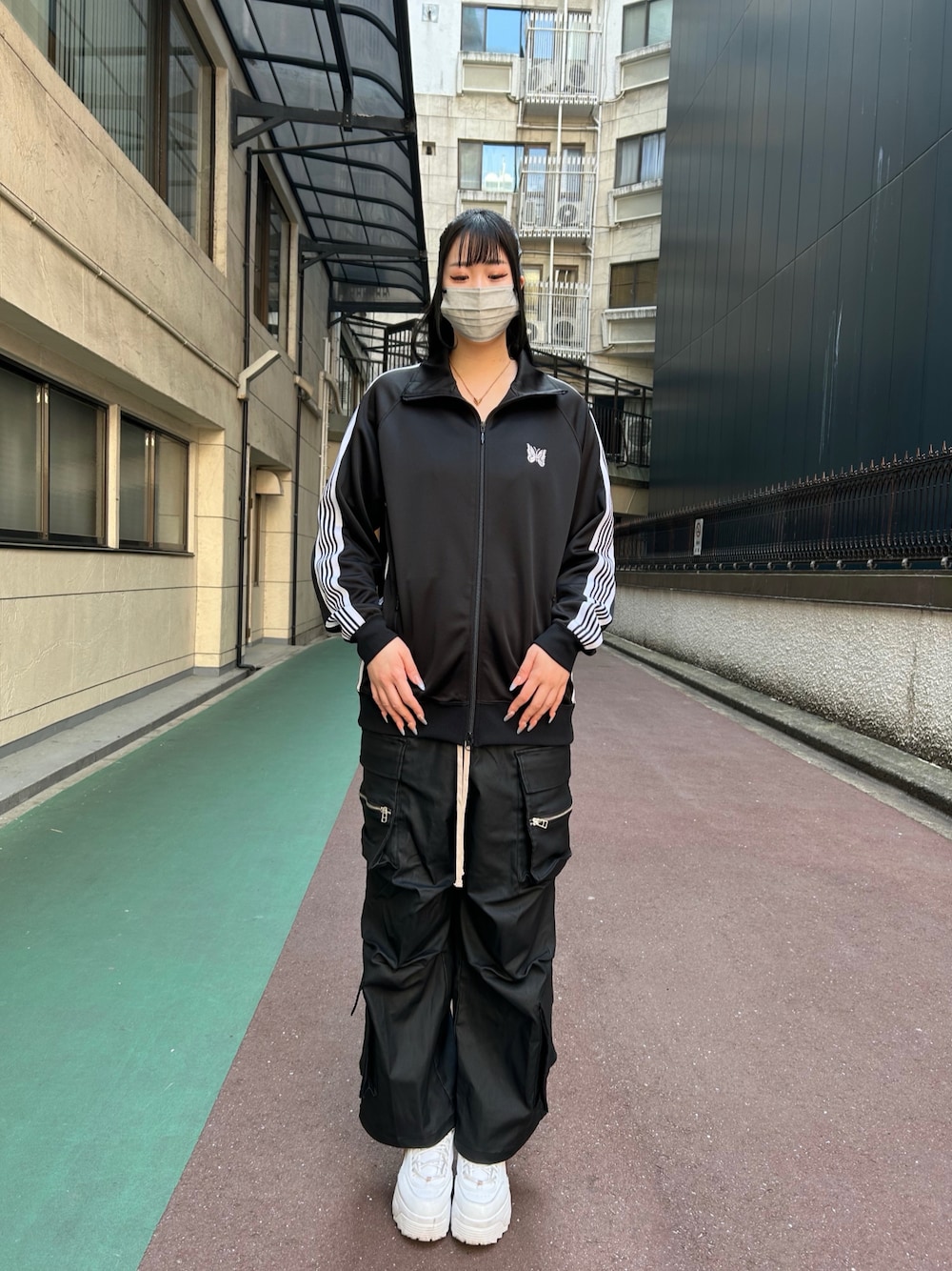 Needlesのジャージを使ったレディース人気ファッションコーディネート
