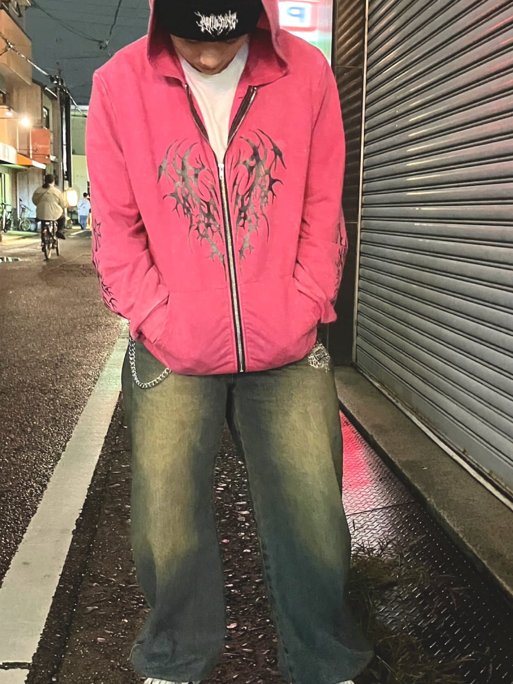 グリーン系のデニムパンツを着用したメンズの秋コーディネートの1枚目の写真