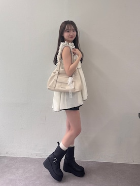 「Chico（チコ）のチャーム付き横長ベルトハンドルバッグ（ボストンバッグ、ホワイト系）」を使った、miyu 🤍さん（レディース・156cm）の夏コーディネート