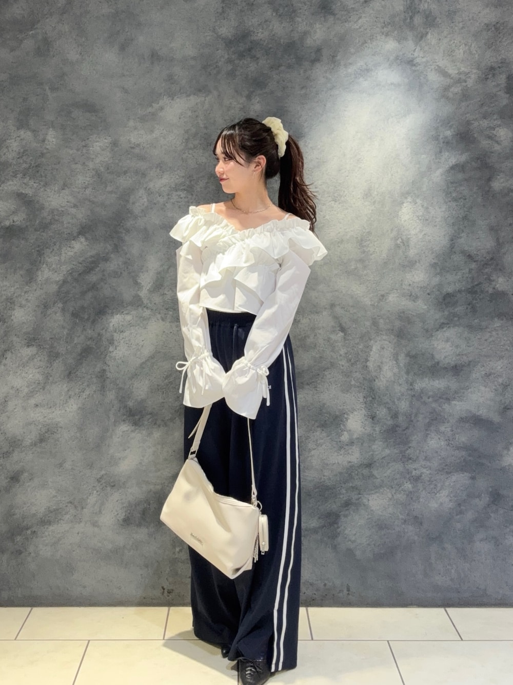「春色、春めき満開コーデ、春服、カジュアルガーリー、お出かけスタイル、花見、ホワイト」｜「Chicoの【新色追加】2wayクロスフリルデザインブラウス（シャツ/ブラウス、ホワイト系）」を使った、miyu 🤍さん（骨格ウェーブ・レディース・156cm）の春コーディネートの1枚目の写真