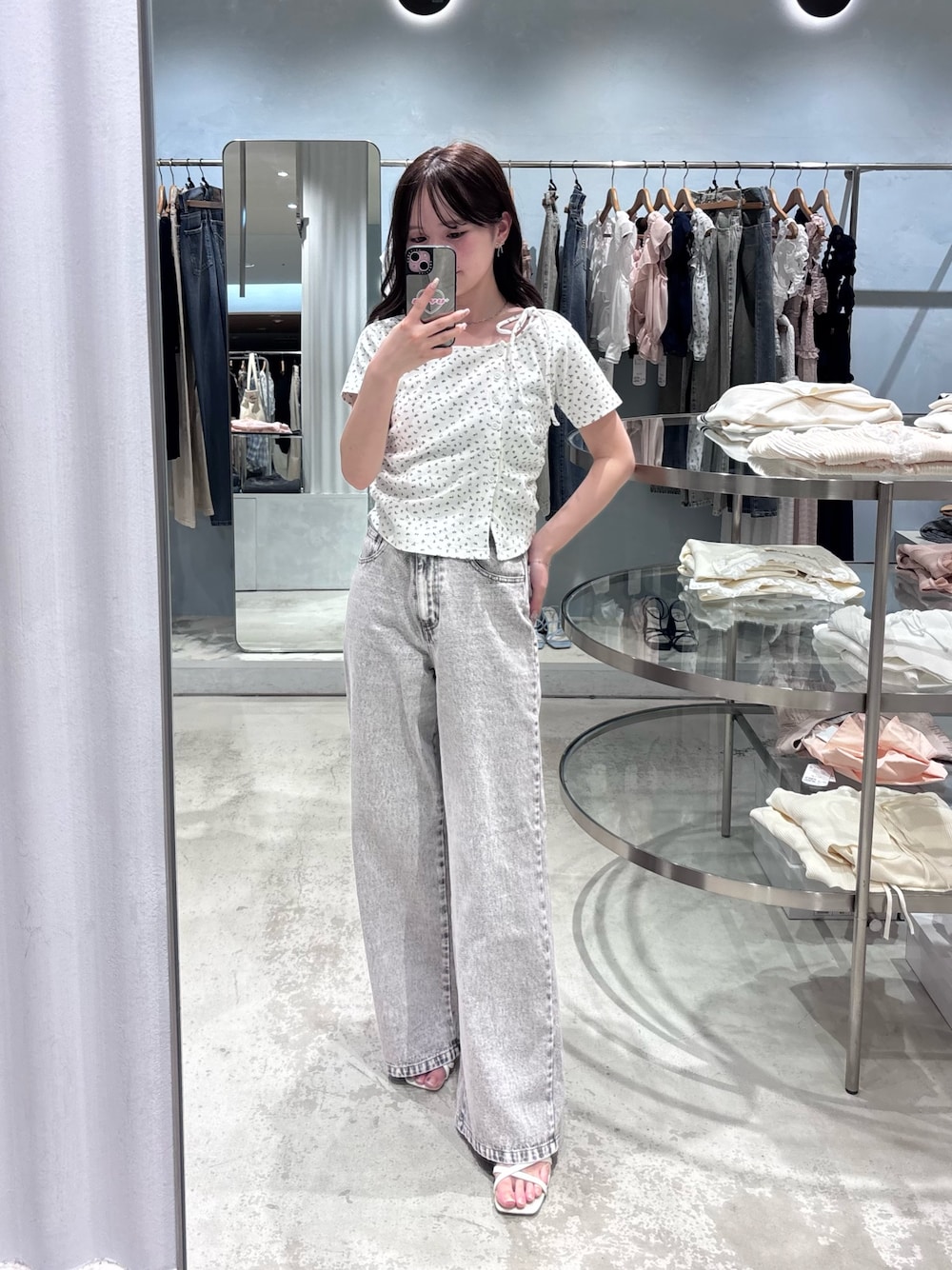 「韓国ファッション、大人カジュアル、お出かけコーデ、春夏コーデ、楽チンコーデ、春服、ワイドデニム」｜「Chicoの【2色/2サイズ展開】ポケットレースワイドデニム（デニムパンツ、ピンク系）」を使った、miyu 🤍さん（骨格ウェーブ・レディース・156cm）の春コーディネートの1枚目の写真