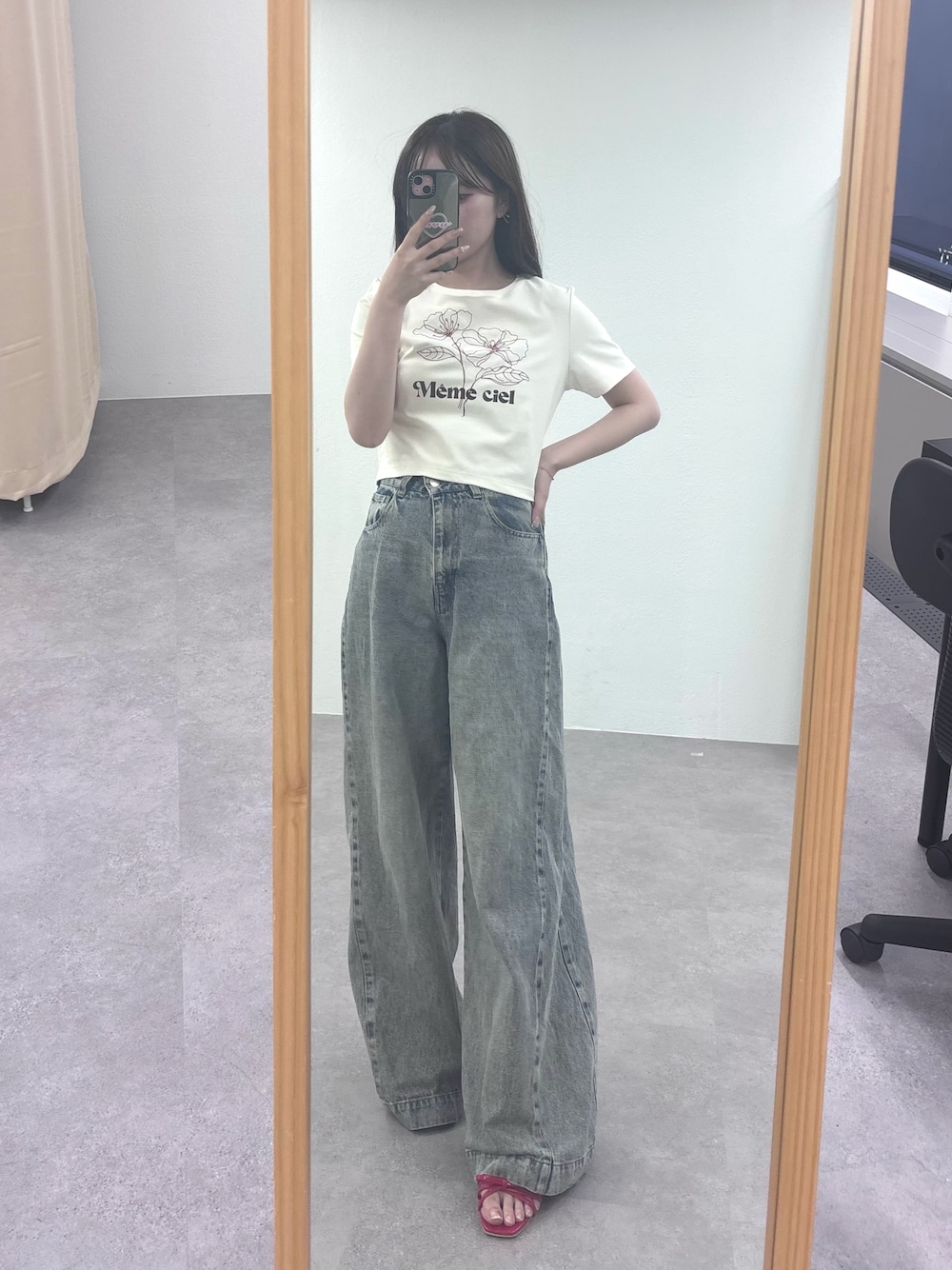 「サンダル、韓国ファッション、お出かけコーデ、シンプルスタイル、春夏コーデ、デニムコーデ、ロゴT、刺繍」｜「Chicoのフラワー刺繍チビT（Tシャツ/カットソー、ホワイト系）」を使った、miyu 🤍さん（骨格ウェーブ・レディース・156cm）の春コーディネートの1枚目の写真