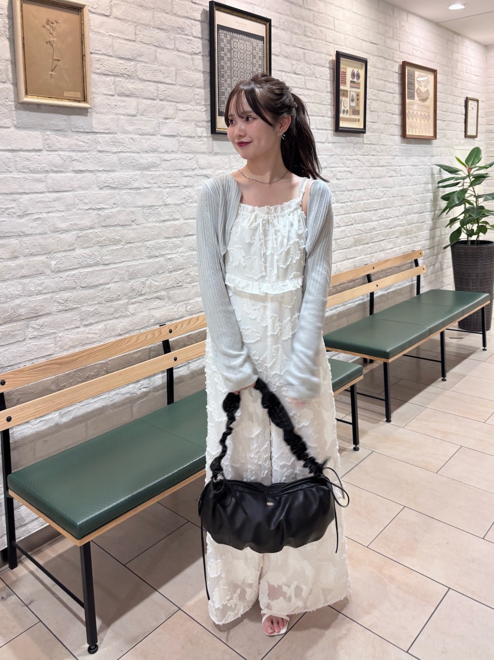 「お出かけコーデ、春夏コーデ、オトナカワイイ、キレイめコーデ、大人ガーリー、ホワイト、ブルー」｜「Chicoのシアーフラワーホルターネックベアサロペット（つなぎ/オールインワン、ホワイト系）」を使った、miyu 🤍さん（骨格ウェーブ・レディース・156cm）の春コーディネートの1枚目の写真