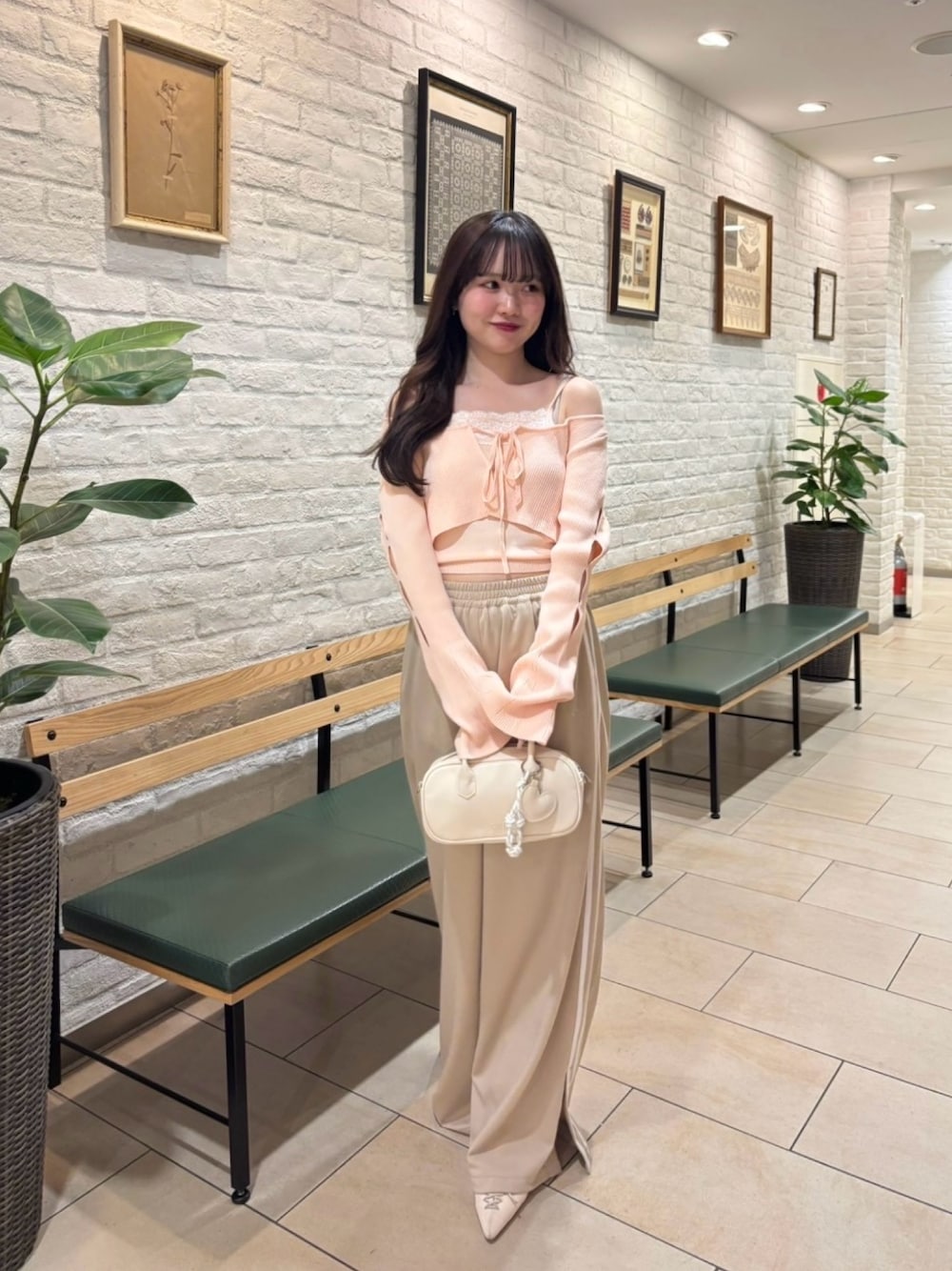 「春色、春めき満開コーデ、お出かけスタイル、大人かわいい、お花見コーデ、パンツコーデ、カジュアルガーリー、春ニット、150cm台コーデ、ピンクコーデ、ラインパンツ」｜「Chicoのショートカーディガン+レースキャミセット（カーディガン/ボレロ、ピンク系）」を使った、miyu 🤍さん（骨格ウェーブ・レディース・156cm）の春コーディネートの1枚目の写真