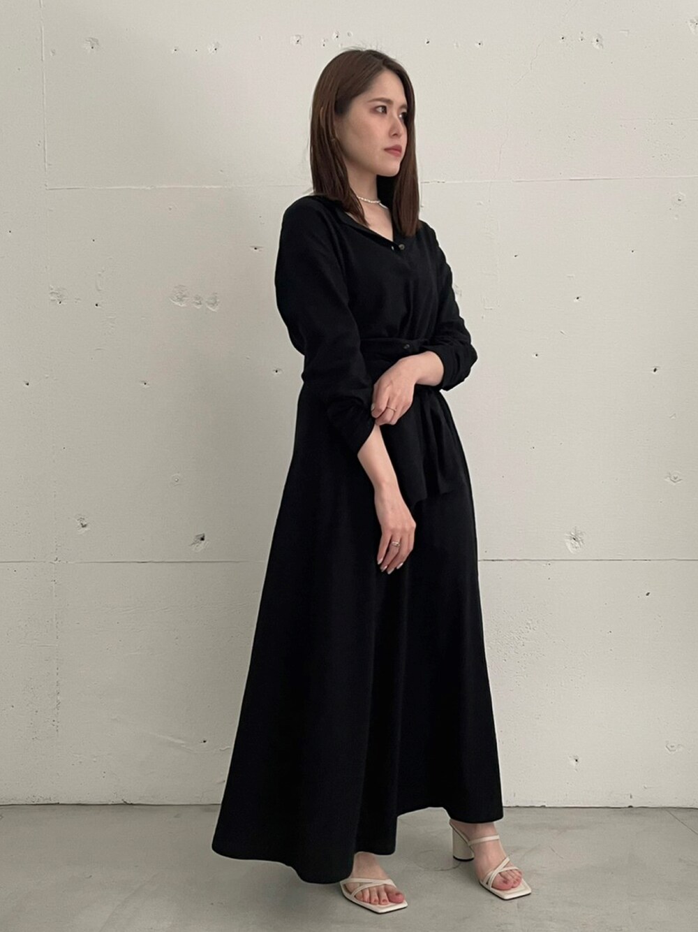「outersunset、OUTERSUNSETスタイリング、アウターサンセット、シンプル、オトナカジュアル、大人カジュアル、大人コーデ」｜「OUTERSUNSETのhenry neck tops（Tシャツ/カットソー、ブラック系）」を使った、OUTERSUNSET_officialさん（レディース・160cm）の春コーディネートの1枚目の写真