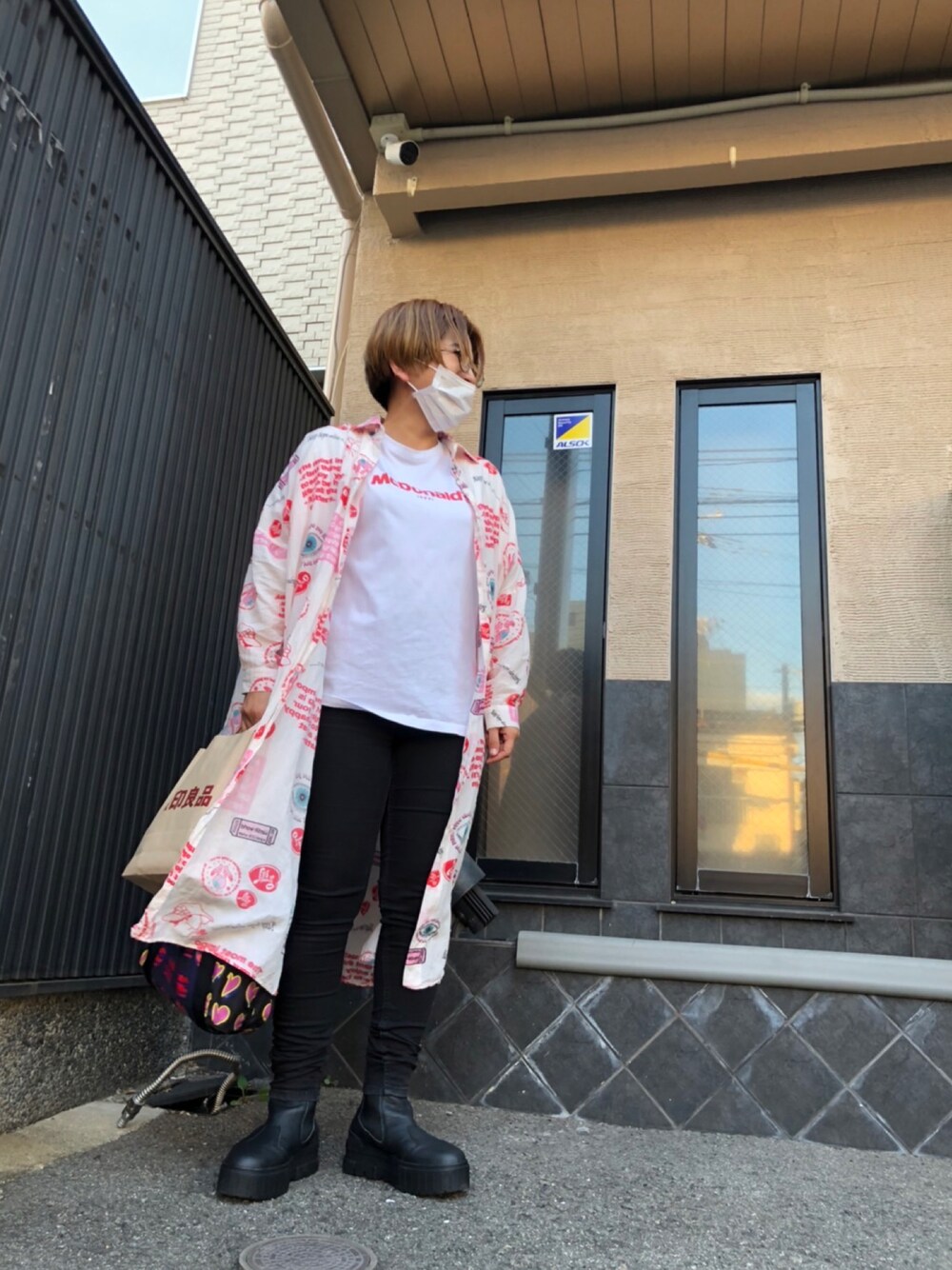 「ラクチンコーデ、お洒落さんとつながりたい、秋コーデ、プーマ、ブーツ、プチプラコーデ、伊達メガネ、ぽっこりお腹」｜「H&MのH&M - スキニーフィットデニム - ブラック（その他パンツ、ブラック系）」を使った、yumia2020さん（レディース・149cm）の秋コーディネートの1枚目の写真