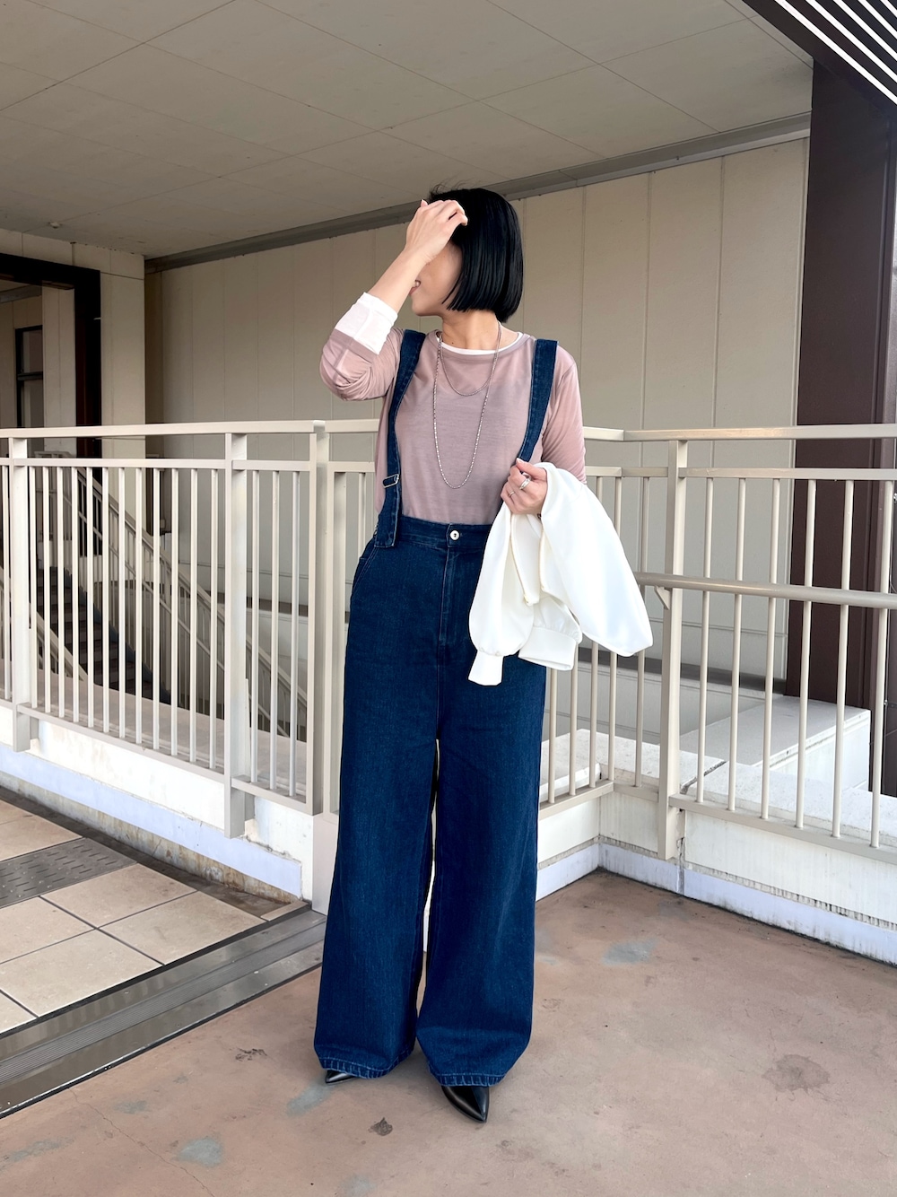 「サスペンダーパンツ、セットアイテム、シアーロンT、レイヤードスタイル、パンツスタイル、黒髪ボブ、アラサーコーデ、ロンT」｜「Jena espace merveilleuxのダブルクロスギャザーブルゾン（ブルゾン、ホワイト系）」を使った、nom_373さん（レディース・164cm）の冬コーディネートの1枚目の写真