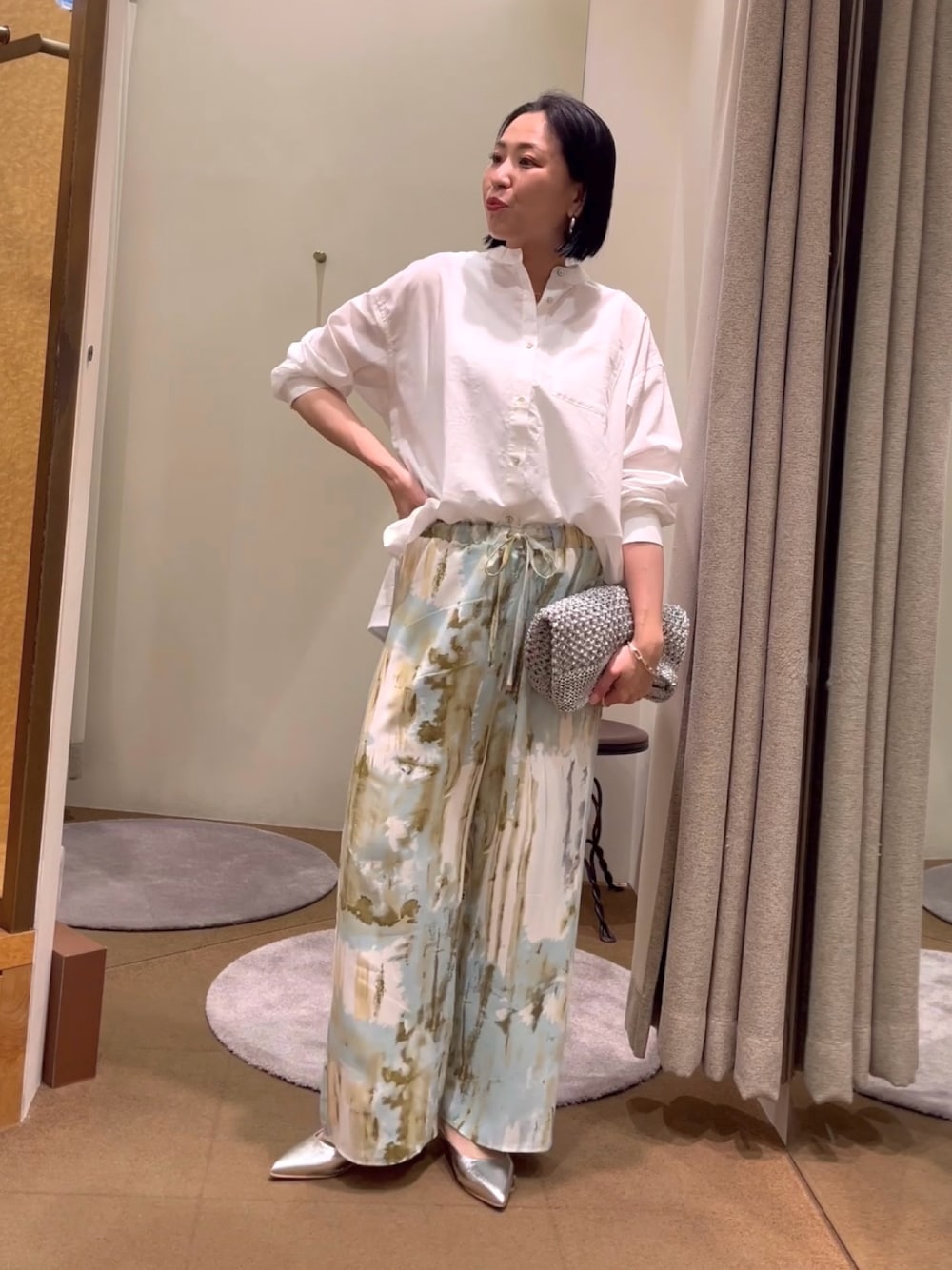 「シャツ、シャツスタイル、シャツコーデ、白シャツ、柄パンツ、春コーデ、ブルベ冬、骨格ストレート、アラサーコーデ、お出かけコーデ、大人コーデ、30代コーデ、パステルカラー」｜「Jena espace merveilleuxの水彩柄イージーパンツ（その他パンツ、グリーン系）」を使った、nom_373さん（骨格ストレート・レディース・164cm）の春コーディネートの1枚目の写真