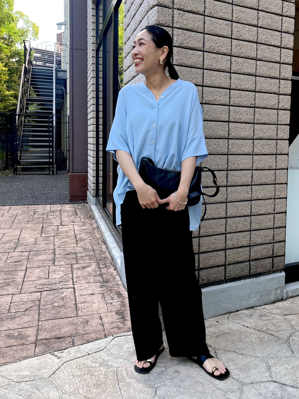 「シャツ、トロミ、カーブパンツ、リラックススタイル、リラックスコーデ、リネンライク、アラサーコーデ、30代コーデ、30代ファッション、夏コーデ、本革バッグ」｜「Jena espace merveilleuxのリネンライクリラックスシャツ（シャツ/ブラウス、ブルー系）」を使った、nom_373さん（レディース・164cm）の春コーディネートの1枚目の写真