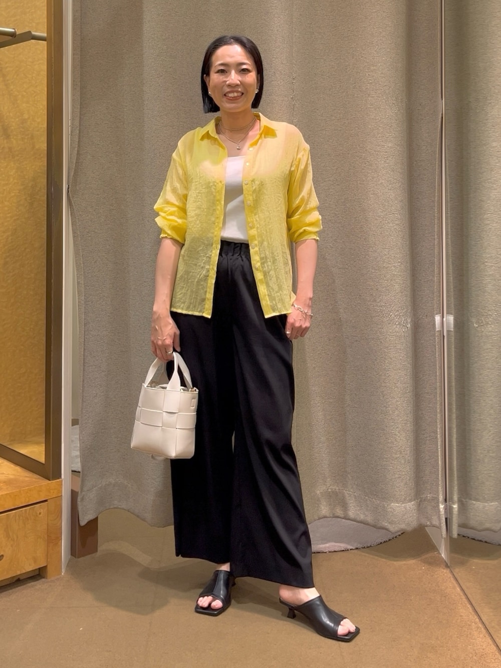 「ガーゼシャツ、ガーゼ素材、パンツコーデ、パンツスタイル、夏コーデ、夏、カラーシャツ、カラーシャツコーデ、アラサーコーデ、アラサー女子、30代コーデ、骨格ストレート、黒パンツ」｜「Jena espace merveilleuxの【オンオフ兼用／らくちんきれい見え】トロミキャタピラーパンツ（その他パンツ、ブラック系）」を使った、nom_373さん（レディース・164cm）の夏コーディネートの1枚目の写真