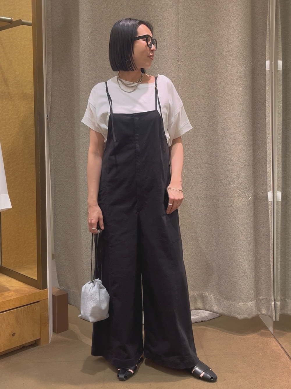 「お出かけコーデ、モノトーンコーデ、30代コーデ、Tシャツ、サロペット、サロペットコーデ、夏コーデ、Tシャツコーデ、Ｔシャツ、Tシャツ/カットソー、tシャツ、骨格ストレート、30代ファッション」｜「Jena espace merveilleuxの細ショルダーワイドサロペット（ワンピース、ブラック系）」を使った、nom_373さん（レディース・164cm）の春コーディネートの1枚目の写真