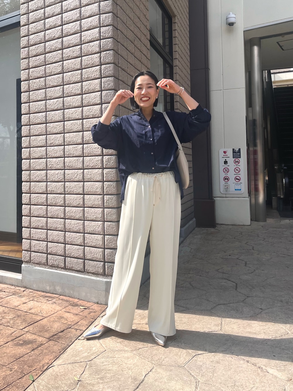 「トロミ、シャツ、シャツスタイル、30代コーデ、美脚効果、スキッパー、イージーパンツ、ウエストゴム、jena、黒髪ボブ、春服、春服コーデ」｜「Jena espace merveilleuxのアイテム（パンプス、シルバー系）」を使った、nom_373さん（レディース・164cm）の春コーディネートの1枚目の写真