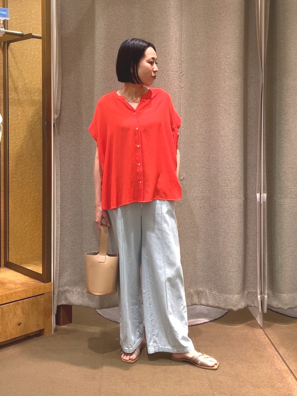 「カラーシャツ、カラーシャツコーデ、夏コーデ、夏、デニム、デニムパンツ、デニムコーデ、イージーパンツ、オレンジ、アラサーコーデ、アラサー、サンダル、快適パンツ、快適素材、快適」｜「Jena espace merveilleuxの【夏でも履ける】デニムイージーパンツ（デニムパンツ、ブルー系）」を使った、nom_373さん（レディース・164cm）の夏コーディネートの1枚目の写真