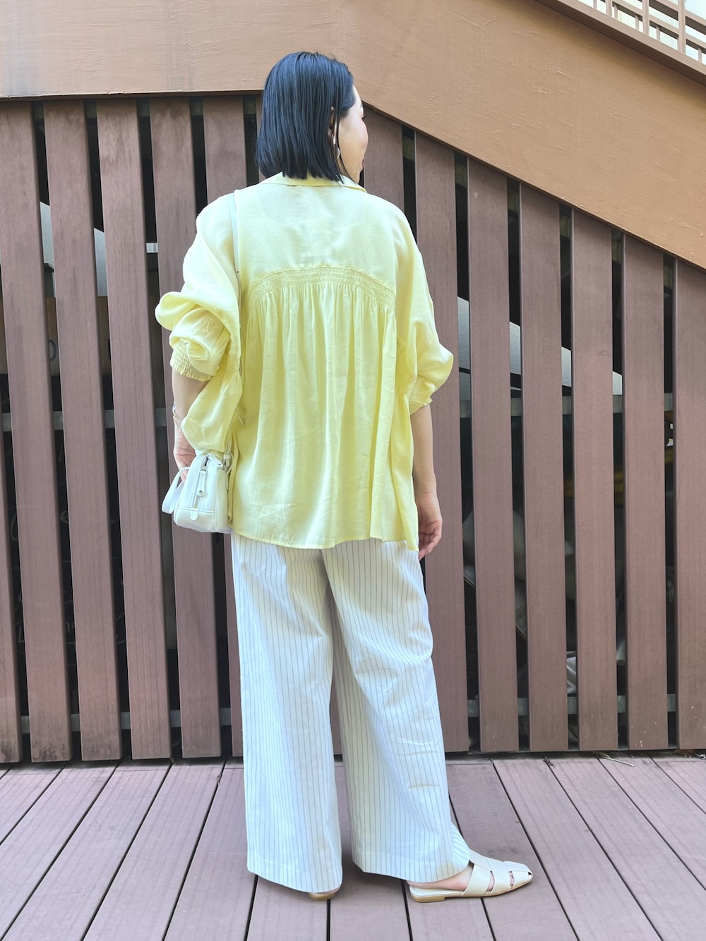 「シャツ、シャツスタイル、シャツコーデ、ドライタッチ、ドライタッチシャツ、夏コーデ、夏、イエロー、ストライプ、ストライプパンツ、麻パンツ、ワイドパンツ、アラサーコーデ、黒髪ボブ、カラーコーデ」｜「Jena espace merveilleuxの【新色登場】【ドライタッチシャツ】バックカーブシャーリングシャツ（シャツ/ブラウス、イエロー系）」を使った、nom_373さん（レディース・164cm）の夏コーディネートの1枚目の写真