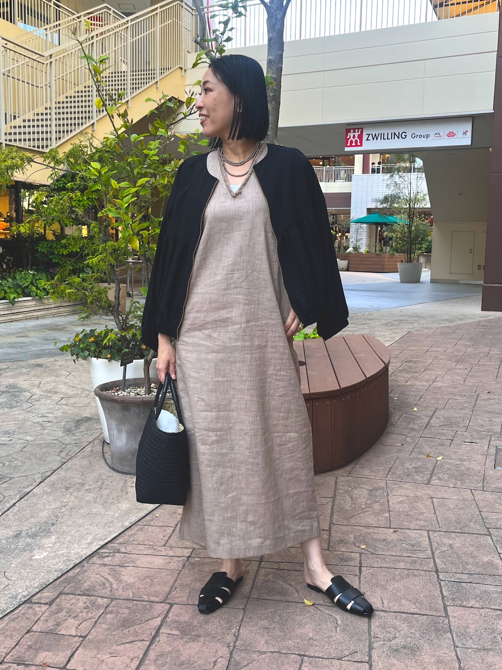 「夏コーデ、ワンピース、ワンピーススタイル、ワンピースコーデ、ブルゾンコーデ、ブルゾン、リネン、リネンワンピース、ジャンスカコーデ、ジャンスカ、アラサーコーデ、30代ファッション、30代コーデ、骨格ストレート、大人カジュアル」｜「Jena espace merveilleuxの【全骨格着痩せ／リネン素材で涼しい】リネンフリンジジャンスカ（ワンピース、ベージュ系）」を使った、nom_373さん（レディース・164cm）の春コーディネートの1枚目の写真