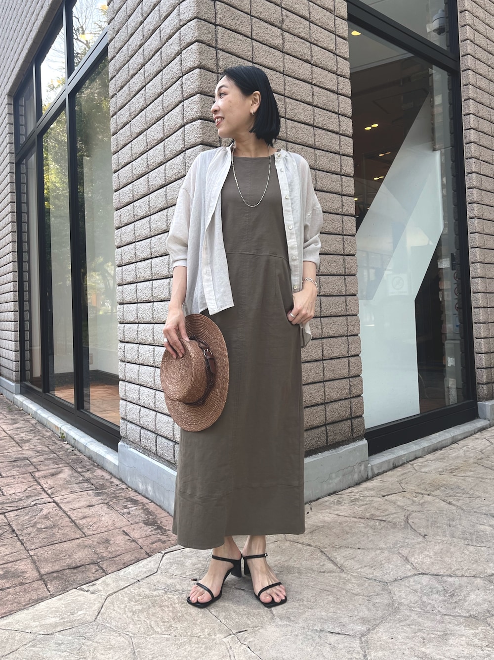 「お出かけコーデ、初夏コーデ、ワンピース、ワンピーススタイル、シャツ、シャツコーデ、ガーゼシャツ、ガーゼ素材、Iラインワンピース、ジャンスカ、ジャンスカコーデ、ワンピースコーデ、ワンピース 、コットンストレッチ、骨格ストレート」｜「Jena espace merveilleuxのコットンストレッチジャンスカ（ワンピース、グリーン系）」を使った、nom_373さん（レディース・164cm）の春コーディネートの1枚目の写真