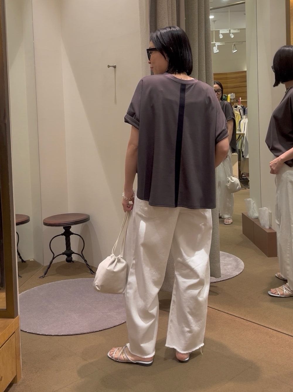 「夏コーデ、Tシャツ、バッグデザイン、デニムパンツ、デニム、デニムコーデ、カーブデニム、カーブパンツ、フラットサンダル、アラサーコーデ、30代コーデ、30代ファッション」｜「Jena espace merveilleuxの【ポンチョシルエットで可愛い／大人Tシャツ】バックテープカットソー（Tシャツ/カットソー、グレー系）」を使った、nom_373さん（レディース・164cm）の春コーディネートの1枚目の写真