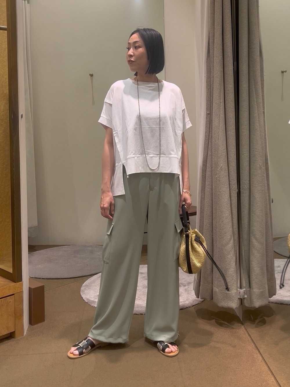 「夏コーデ、夏、Tシャツ、Tシャツコーデ、パラシュート、パラシュートパンツ、カーゴパンツ、アラサーコーデ、30代コーデ、サンダル、綿100％、ショルダーバッグ、カバン、バッグ、パンツスタイル」｜「Jena espace merveilleuxの【大好評につき再入荷】【サラサラ素材で涼しく着れる】ビッグ変形Tシャツ（Tシャツ/カットソー、ホワイト系）」を使った、nom_373さん（レディース・164cm）の春コーディネートの1枚目の写真