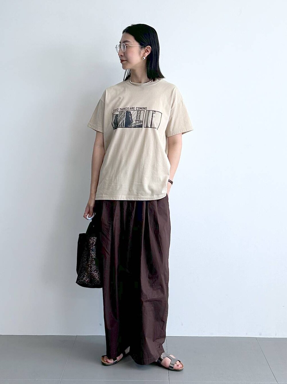 「高身長、ワントーン、モード、BARNYARDSTORM、ChooseYourFavT_BARNYARDSTORM、Tシャツ、ワイドパンツ、夏コーデ、トートバッグ、カジュアル、カジュアルコーデ、大人カジュアル」｜「BARNYARDSTORMのBARNYARDSTORM / タタックイージーパンツ（その他パンツ、ブラウン系）」を使った、sai1211さん（レディース・168cm）の夏コーディネートの1枚目の写真