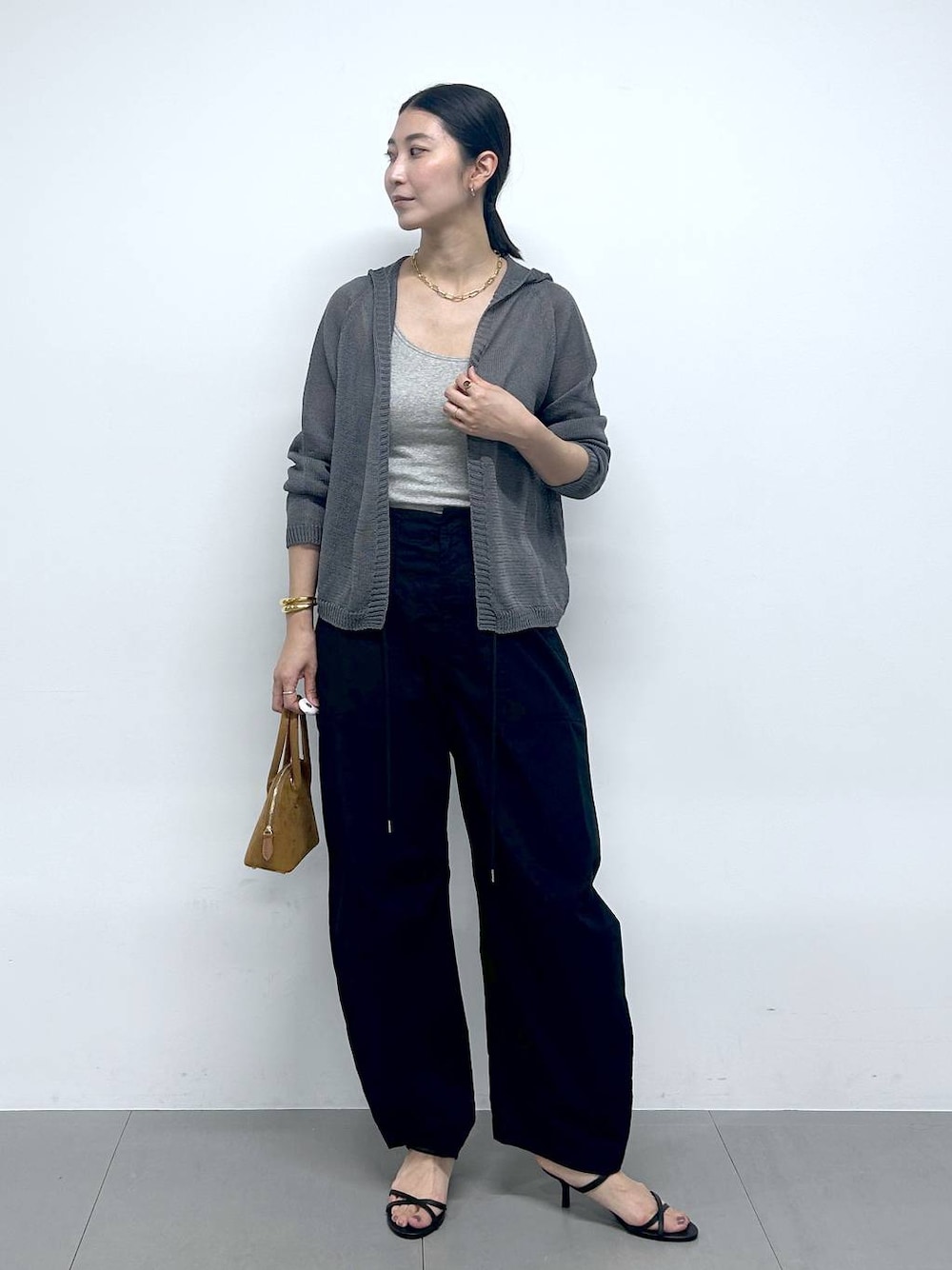 ブラック系のサンダル、ブラック系のカーゴパンツ、グレー系のカーディガン/ボレロを着用したレディースの夏コーディネートの1枚目の写真
