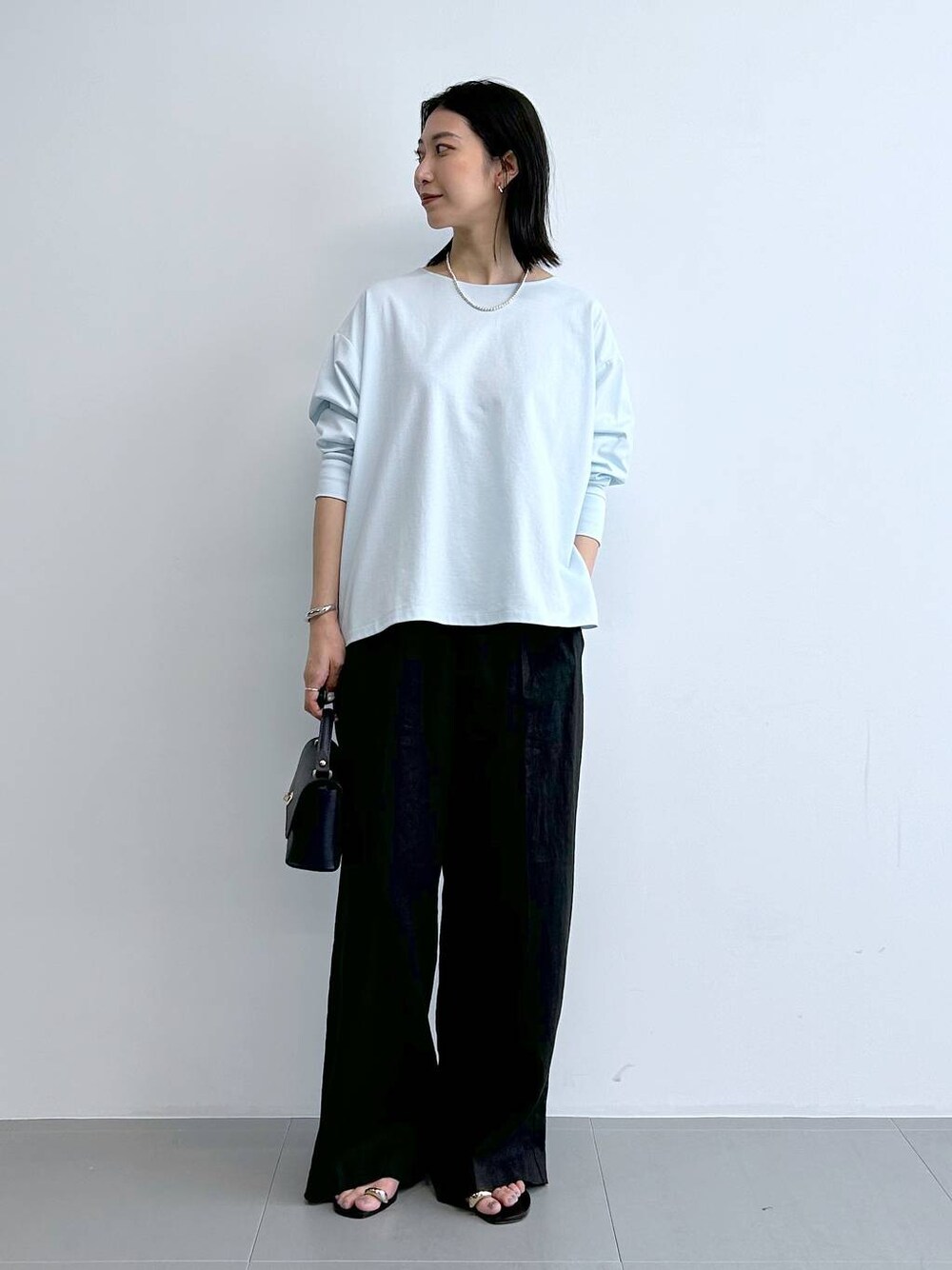 ブラック系のサンダル、ブルー系のTシャツ/カットソー、ブラック系のその他パンツを着用したレディースの春コーディネートの1枚目の写真