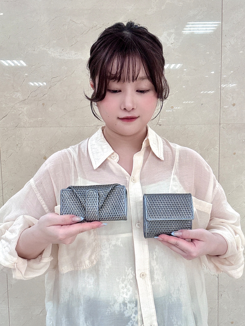 ゴールド系の名刺入れ、ゴールド系の財布、シルバー系の財布を着用したレディースの夏コーディネートの1枚目の写真