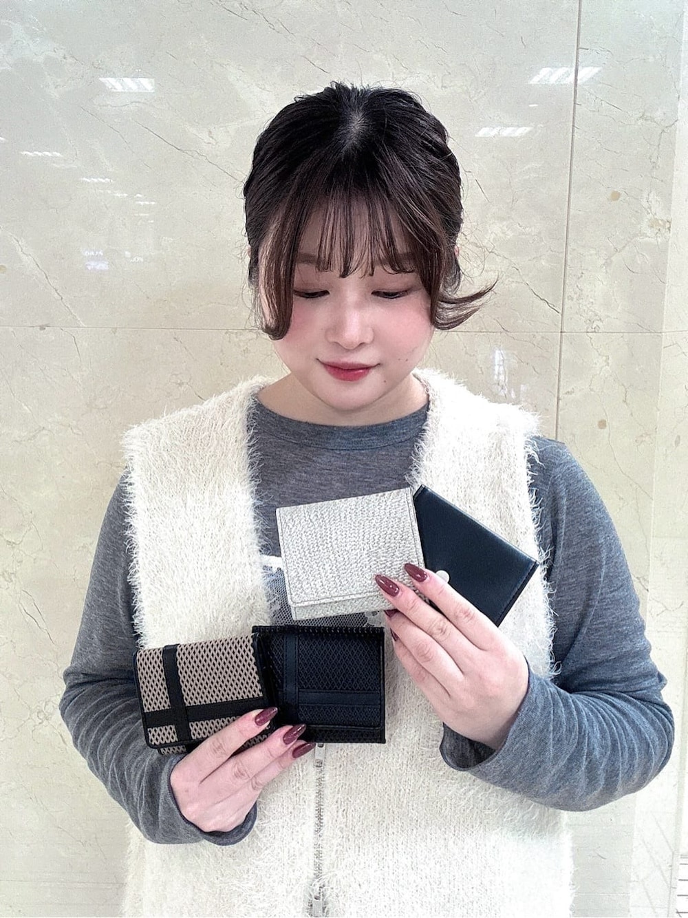 ブラック系の財布、ブラック系の財布、ベージュ系の財布を着用したレディースの冬コーディネートの1枚目の写真
