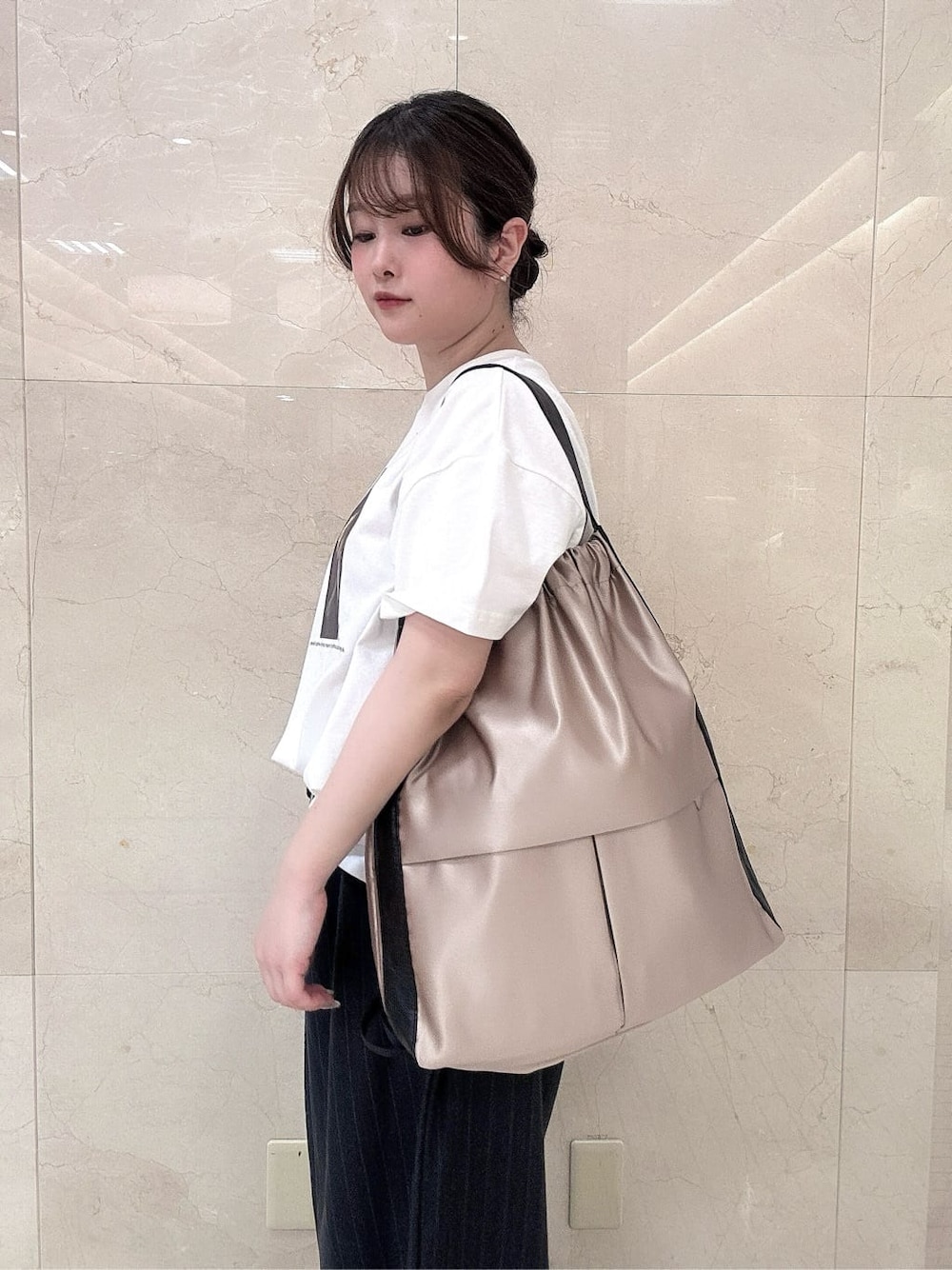 ベージュ系のバックパック/リュックを着用したレディースの夏コーディネートの1枚目の写真