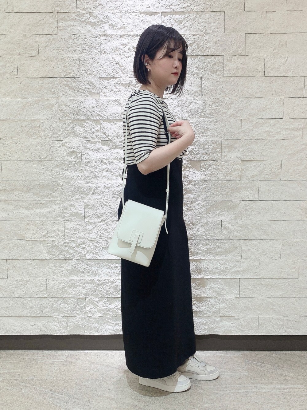 ホワイト系のショルダーバッグを着用したレディースの春コーディネートの1枚目の写真
