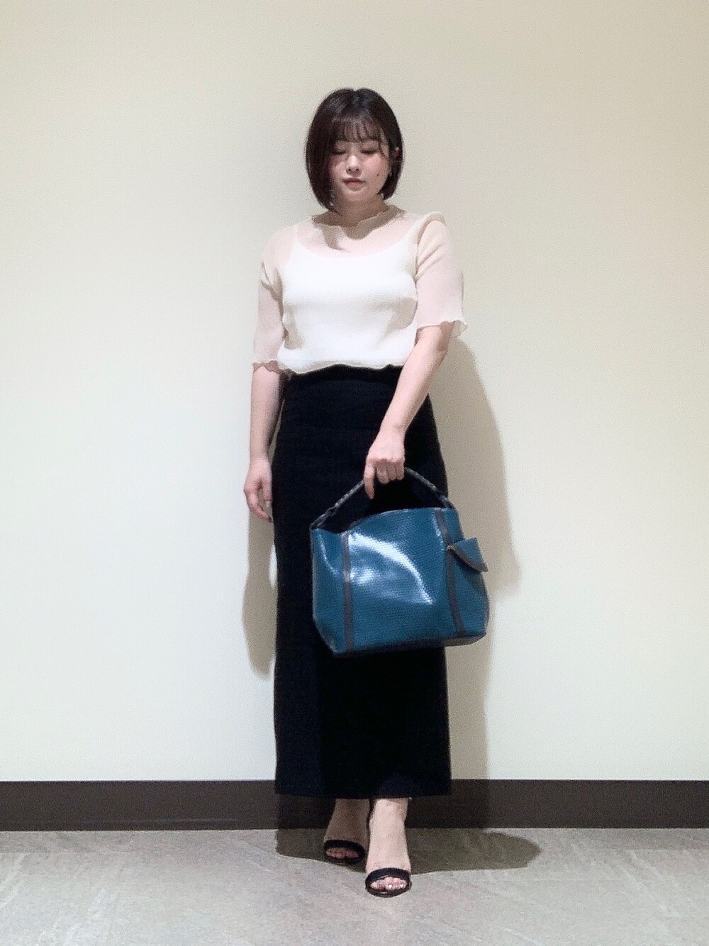 ブルー系のショルダーバッグを着用したレディースの夏コーディネートの1枚目の写真