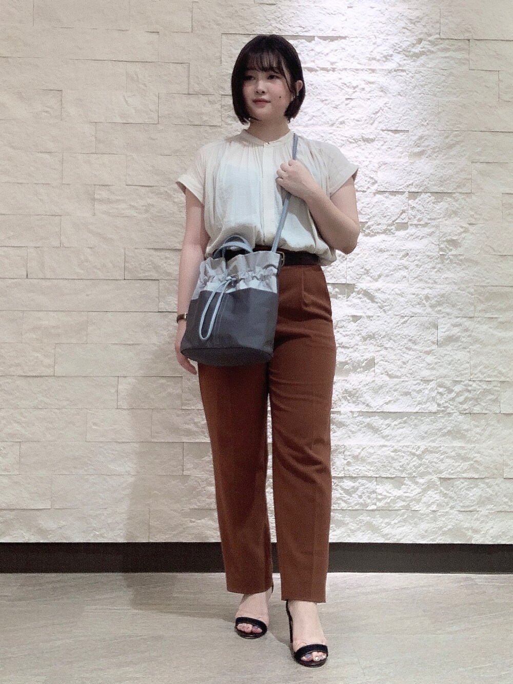 グレー系のショルダーバッグを着用したレディースの夏コーディネートの1枚目の写真