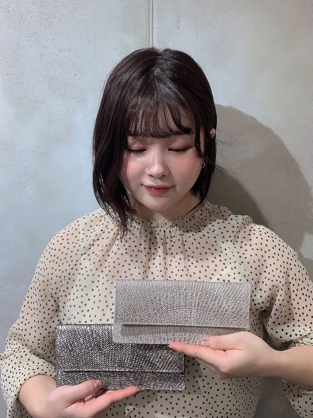 ゴールド系の財布、シルバー系の財布を着用したレディースの夏コーディネートの1枚目の写真