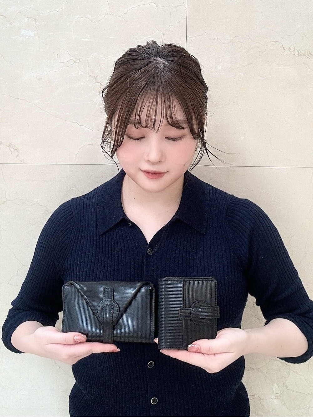ブラック系の財布、ブラック系の財布を着用したレディースの秋コーディネートの1枚目の写真