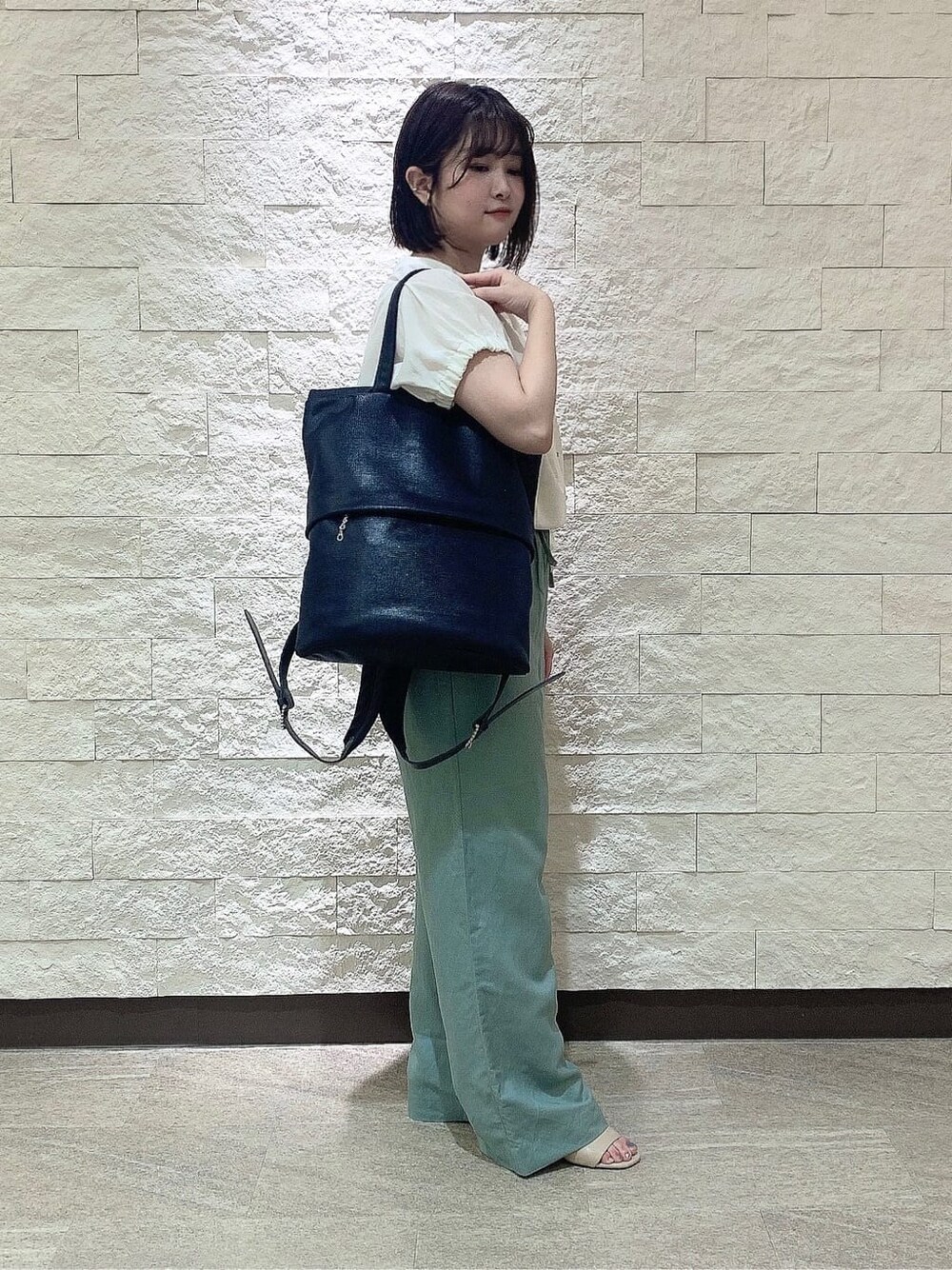 ブルー系のバックパック/リュックを着用したレディースの夏コーディネートの1枚目の写真