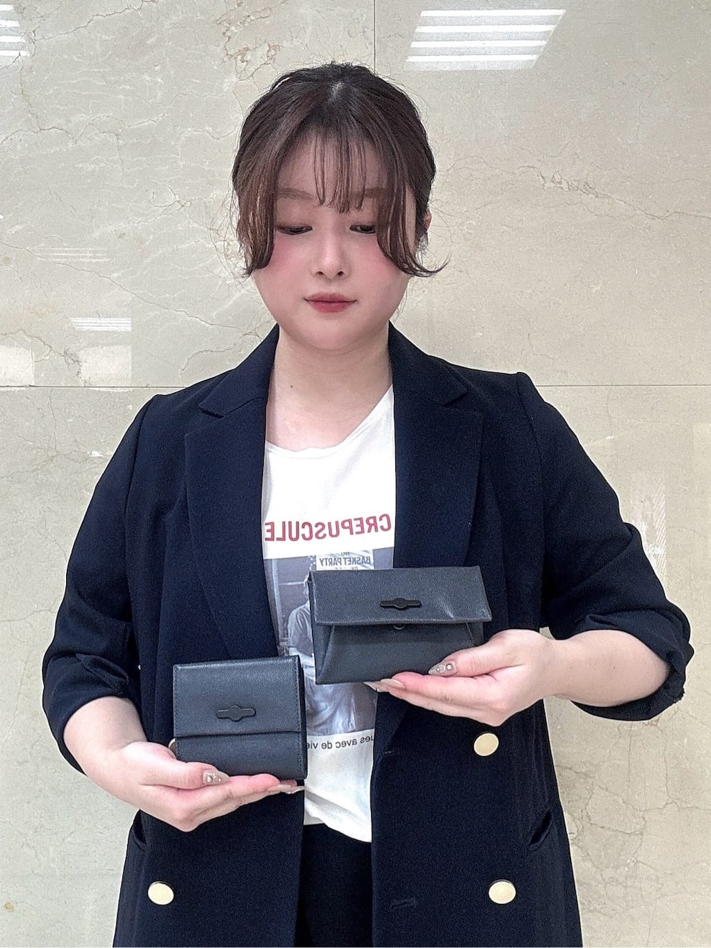 グレー系の財布、グレー系の財布を着用したレディースの秋コーディネートの1枚目の写真