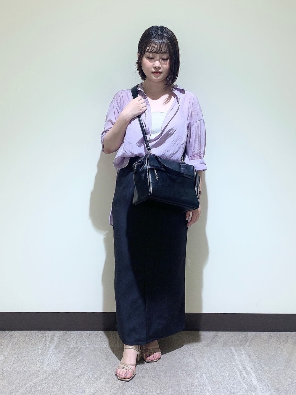 ブラック系のハンドバッグを着用したレディースの夏コーディネートの1枚目の写真