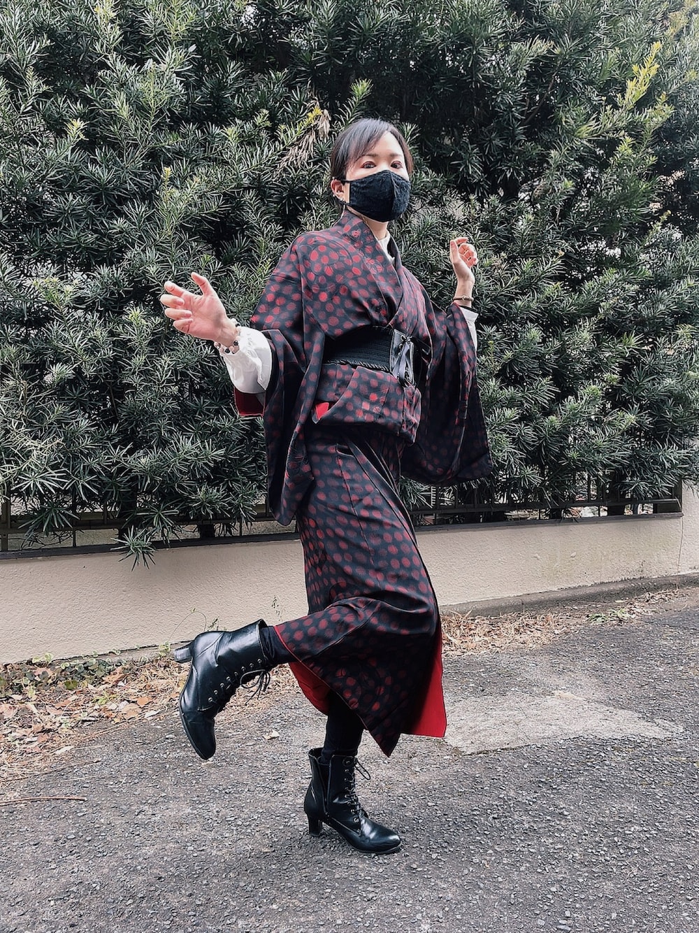 「着物、着物コーデ、和洋折衷」｜「不明のアイテム（着物、ブラック系）」を使った、ひまりさん（レディース・161cm）の春コーディネートの1枚目の写真