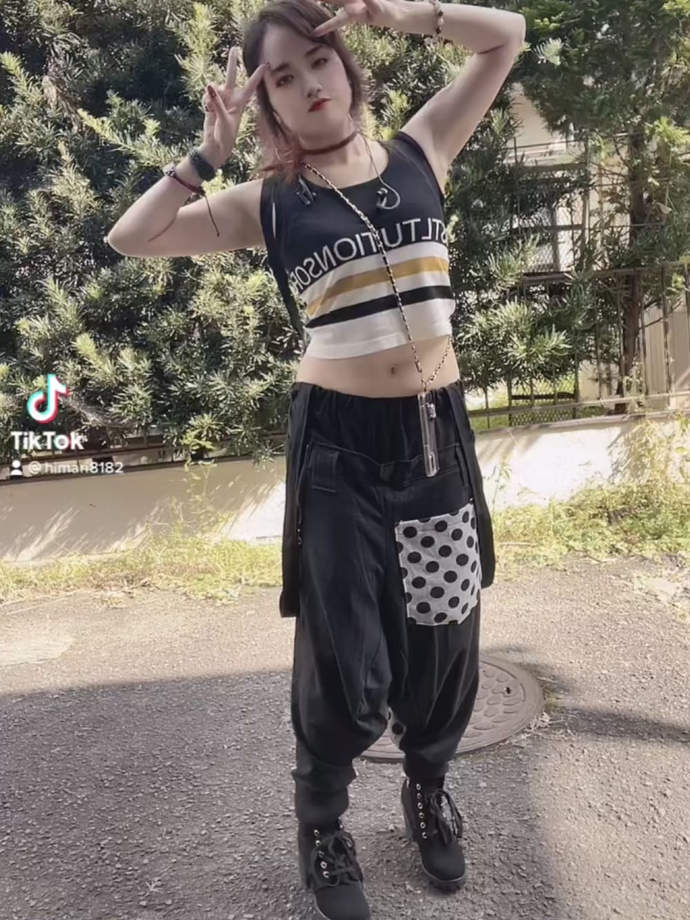 「へそ出し」｜「不明のアイテム（スウェットパンツ、ブラック系）」を使った、ひまりさん（レディース・161cm）の春コーディネートの1枚目の写真