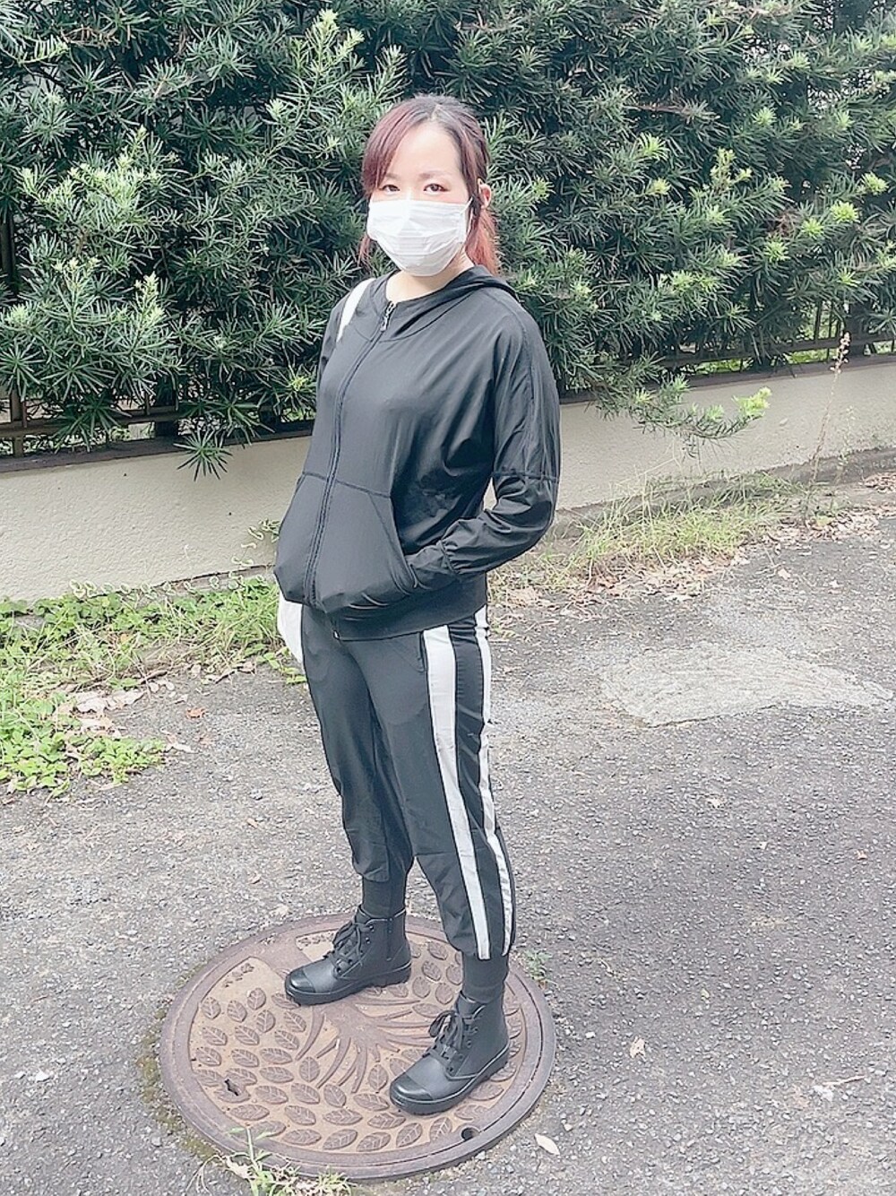 「ジャージ」｜「不明のアイテム（ジャケット/アウター、ブラック系）」を使った、ひまりさん（レディース・161cm）の春コーディネートの1枚目の写真
