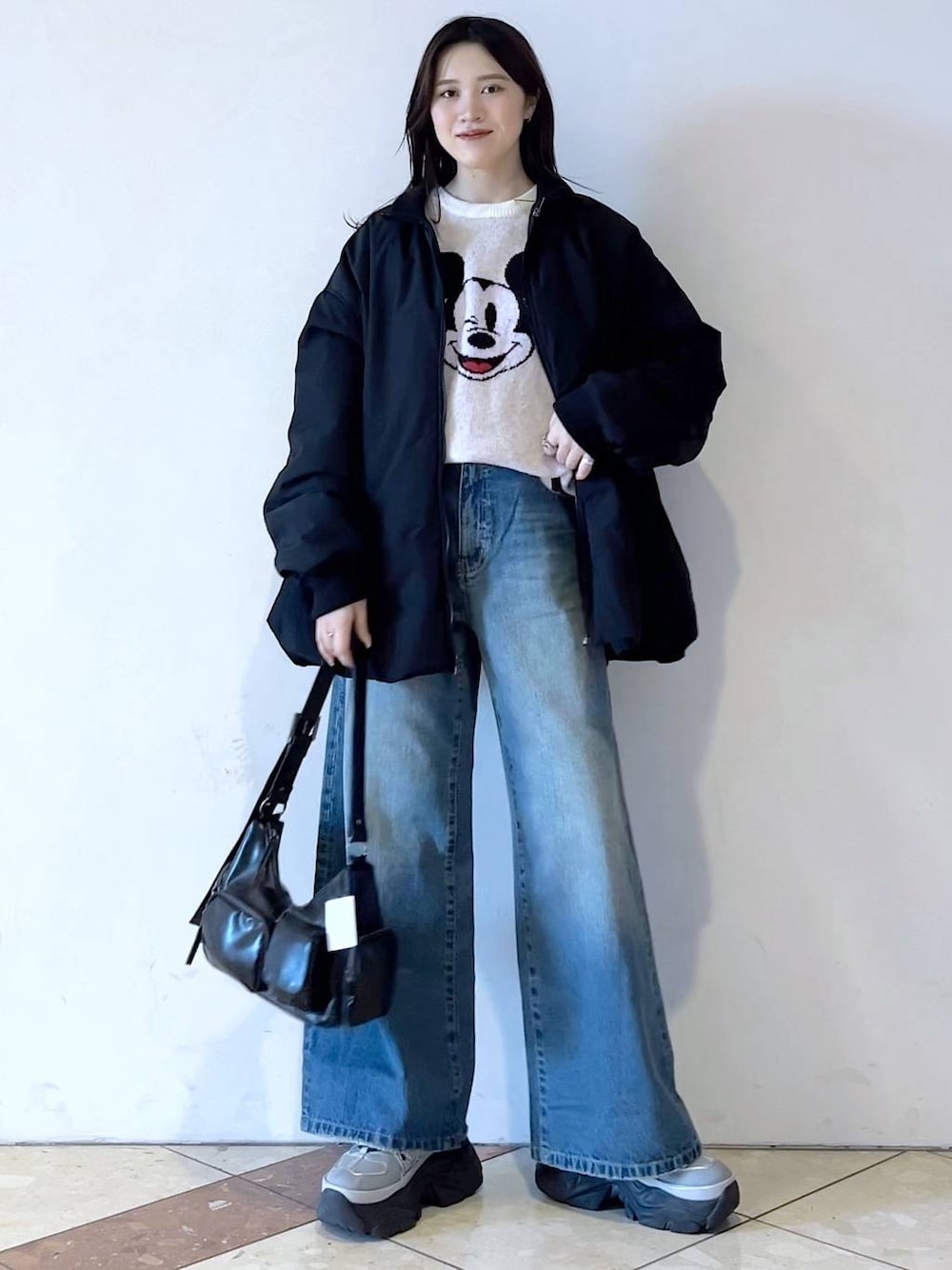 「モード、女子ウケ、着痩せ・細見え、骨格ストレート、個性派、韓国系、メンズライク、ストリート、カジュアル、PAGEBOY、デニムパンツ、アウター、冬アウター、ニット、冬コーデ」｜「PAGEBOYのプラットチャンキースニーカー（スニーカー、グレー系）」を使った、misao1130さん（レディース・161cm）の冬コーディネートの1枚目の写真